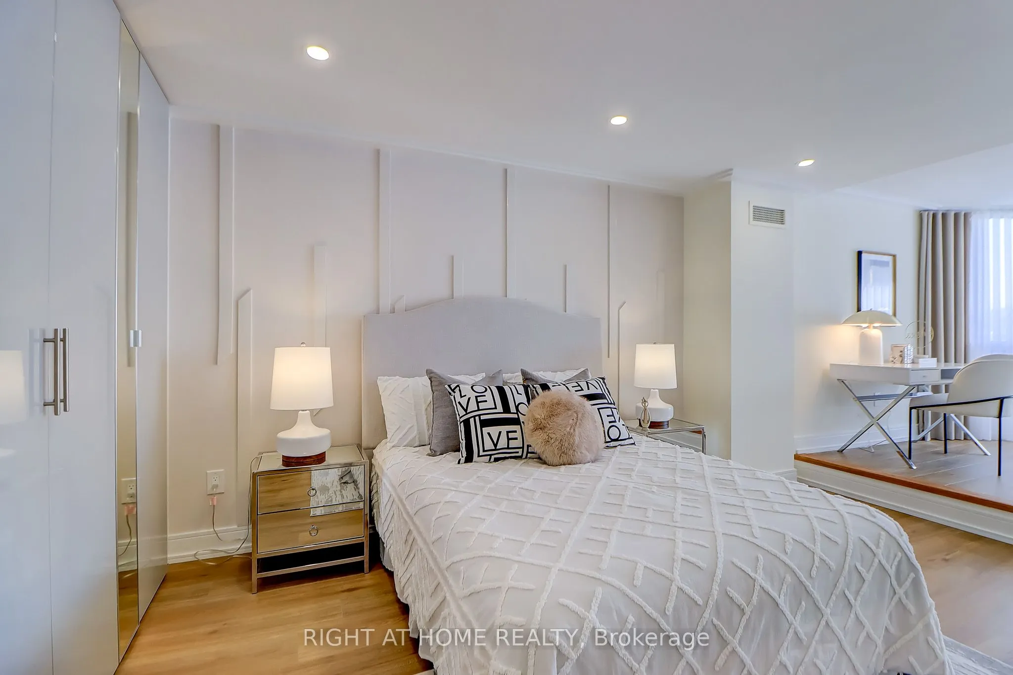 130 Carlton Street, #1207