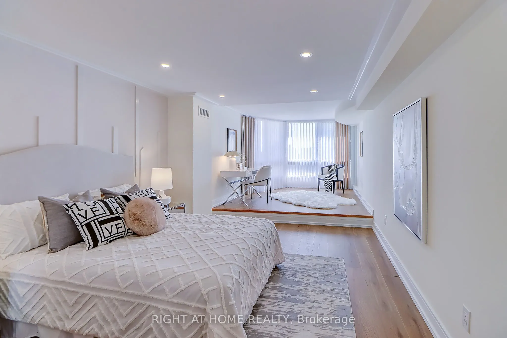 130 Carlton Street, #1207