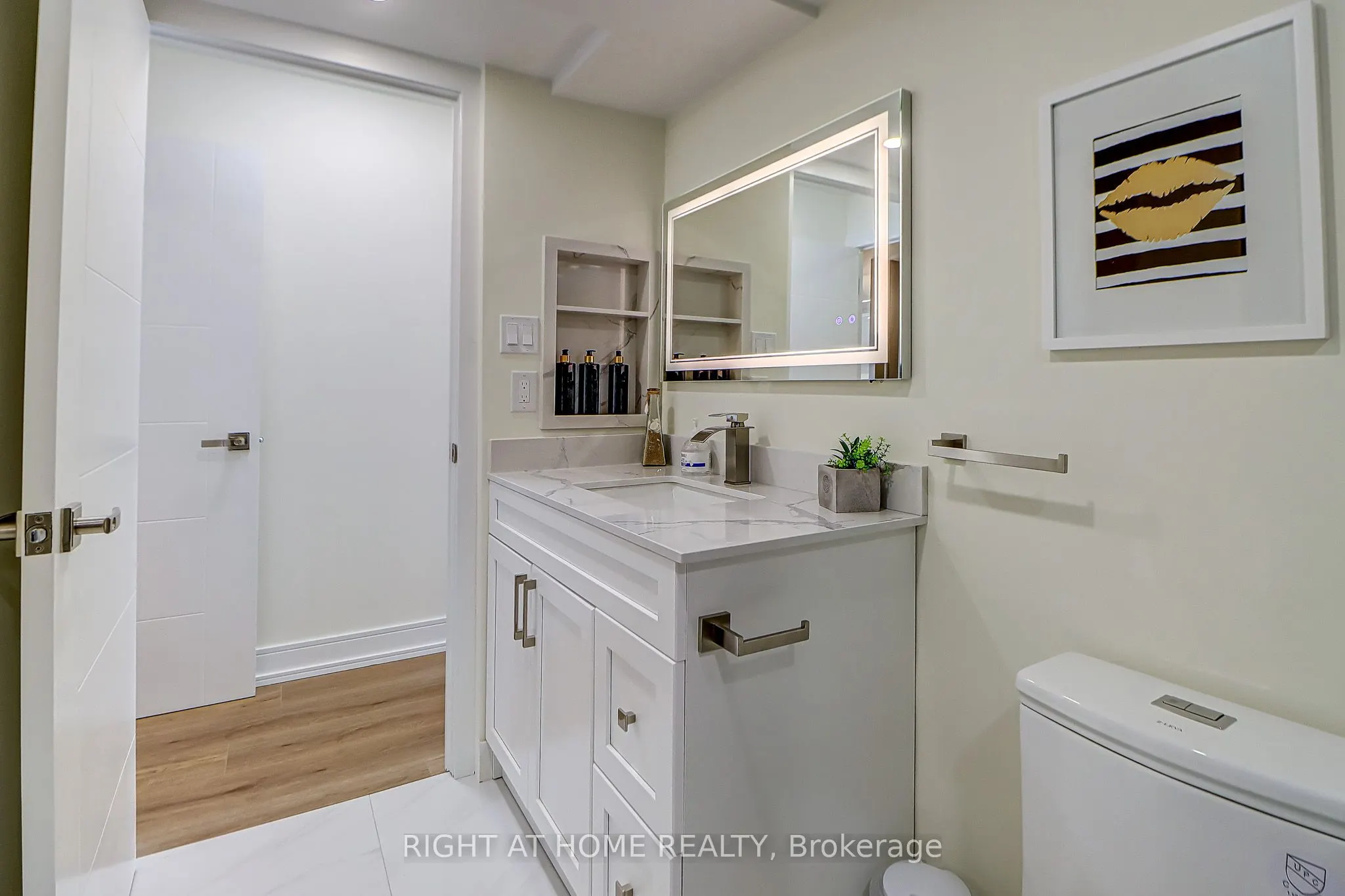 130 Carlton Street, #1207