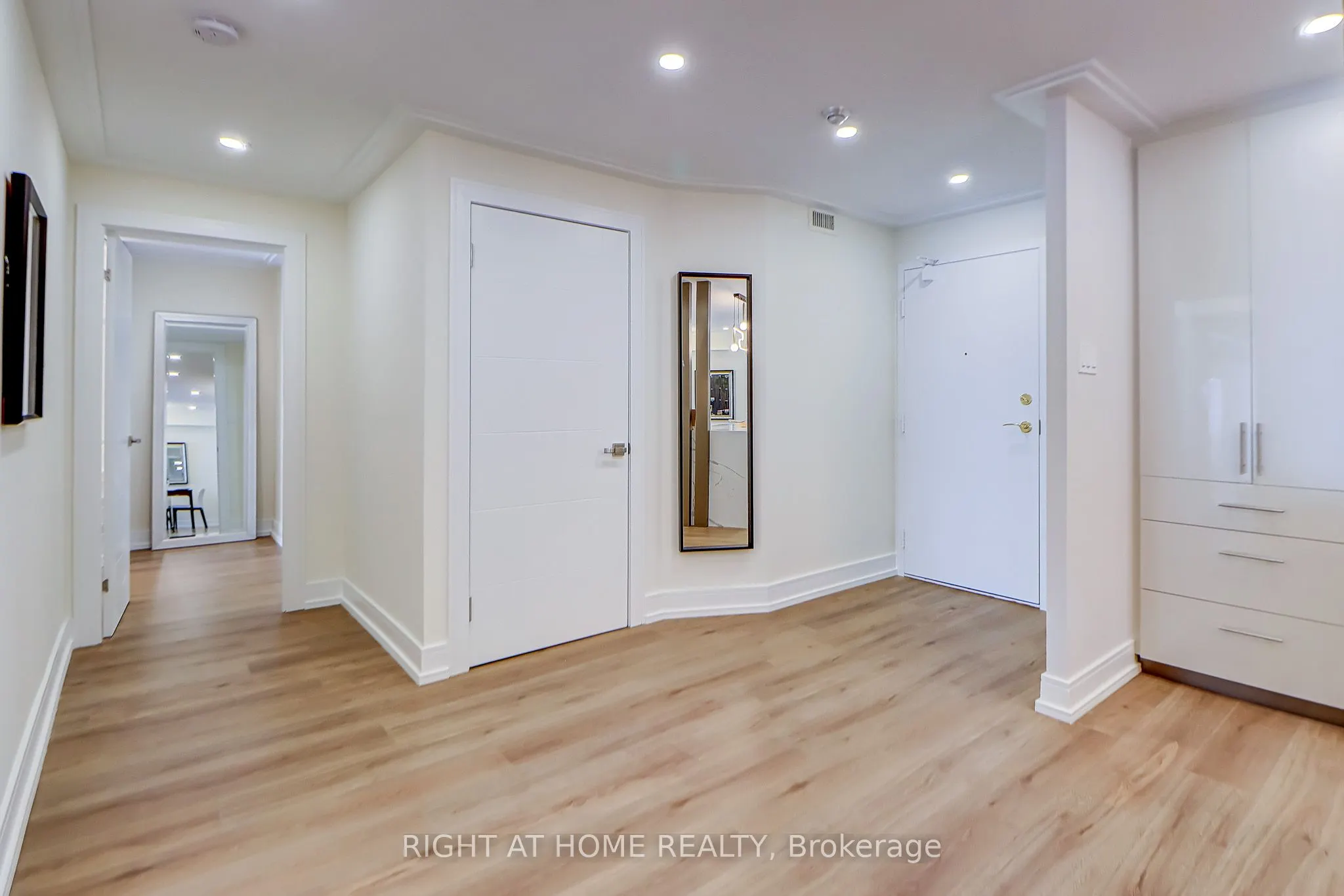 130 Carlton Street, #1207
