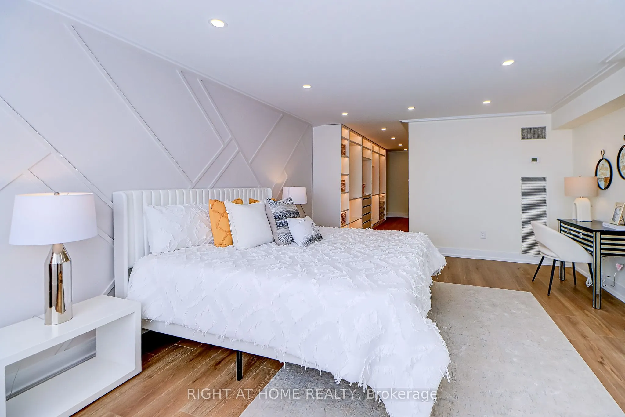 130 Carlton Street, #1207