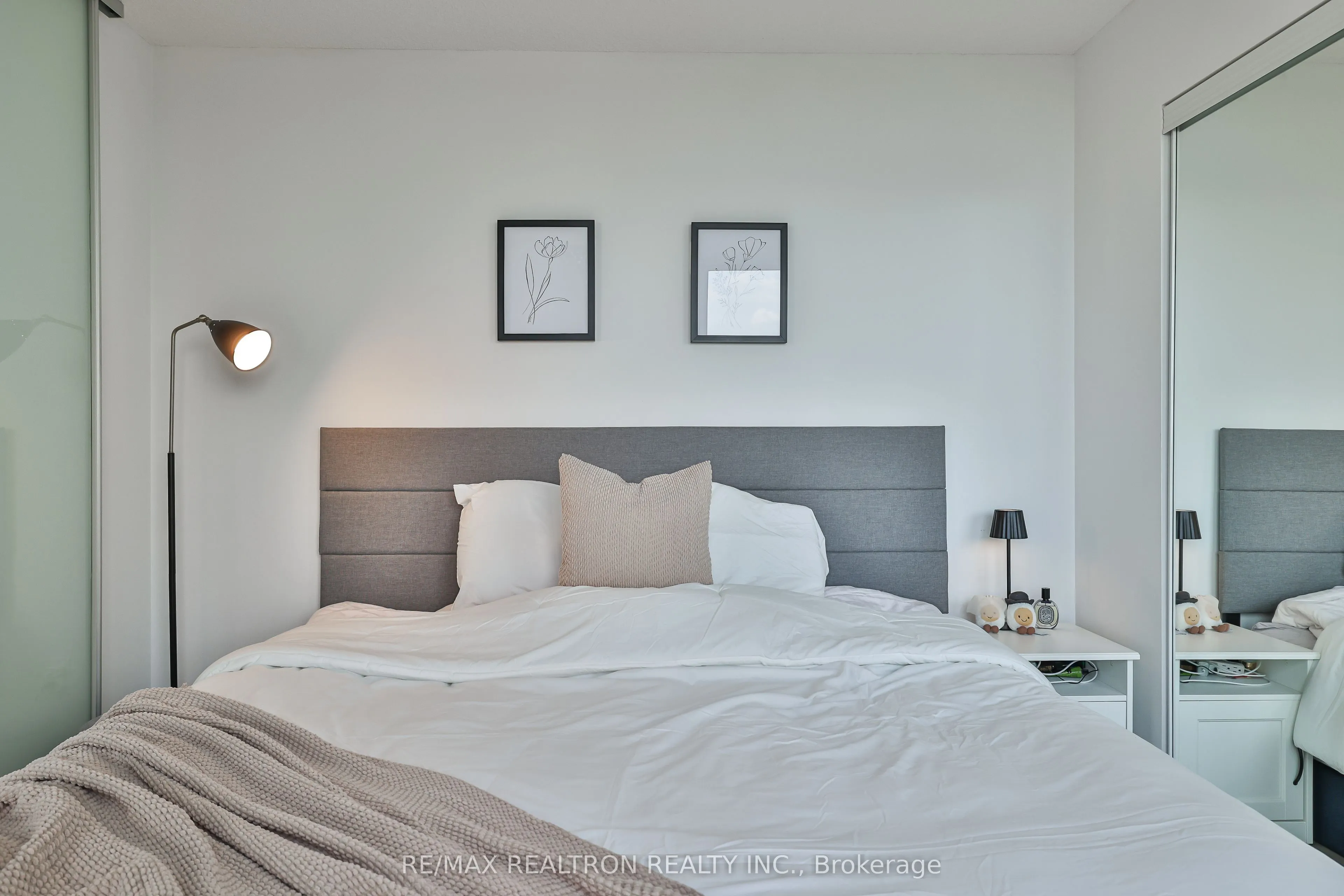 23 Sheppard Avenue E, #1505