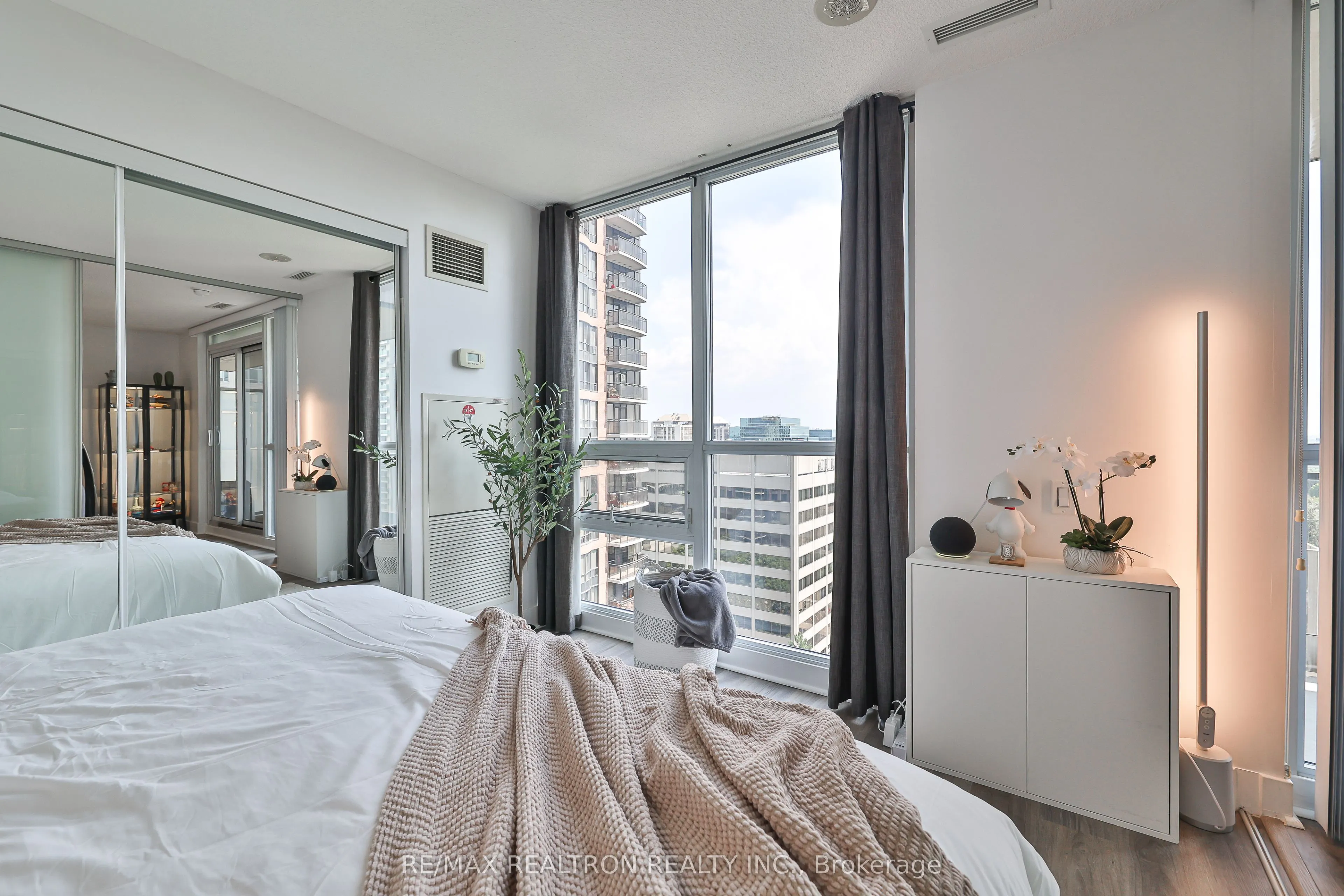 23 Sheppard Avenue E, #1505