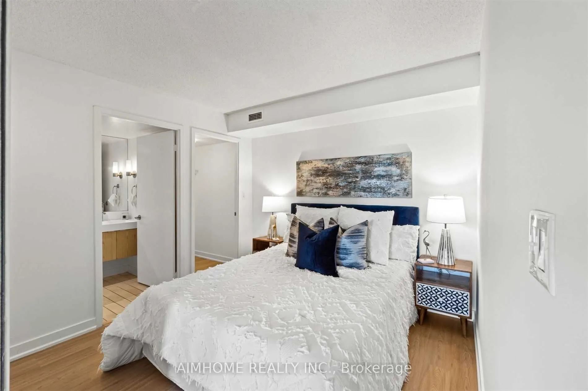 25 Telegram Mews, #4511
