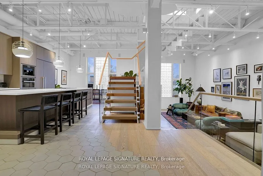 676 Richmond Street W, #209