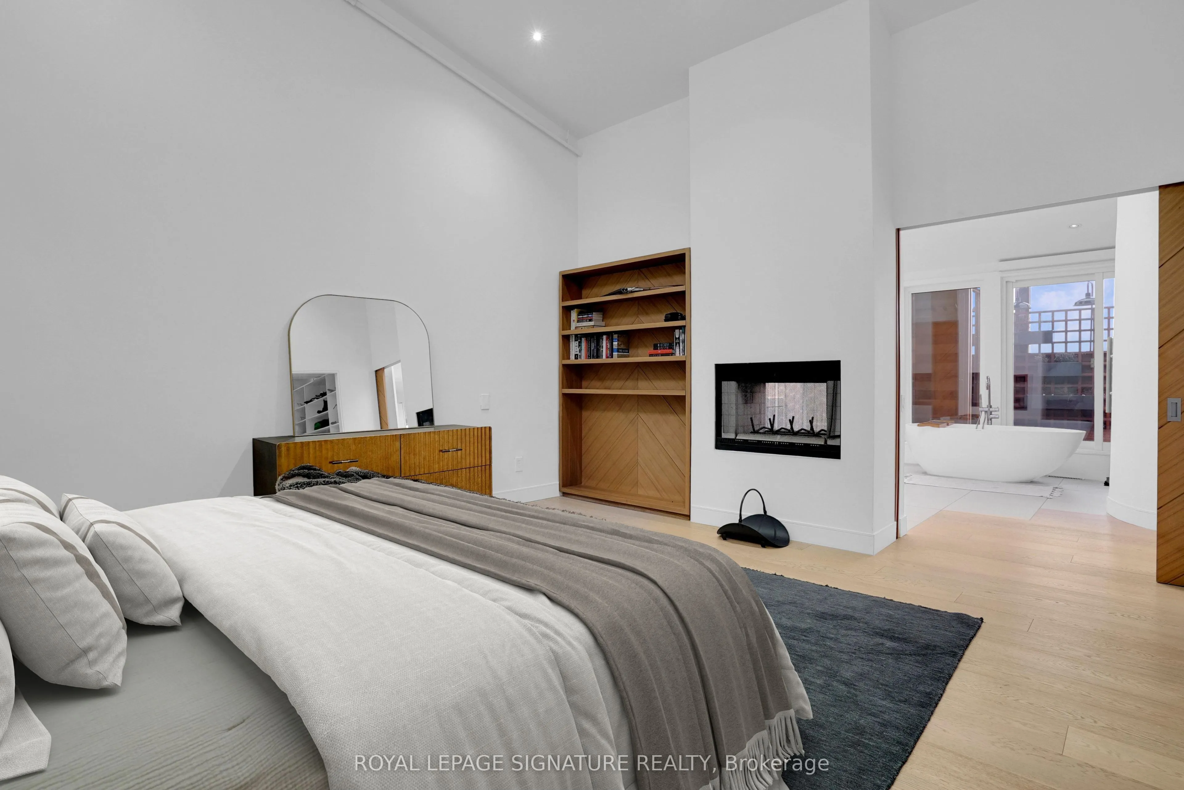 676 Richmond Street W, #209