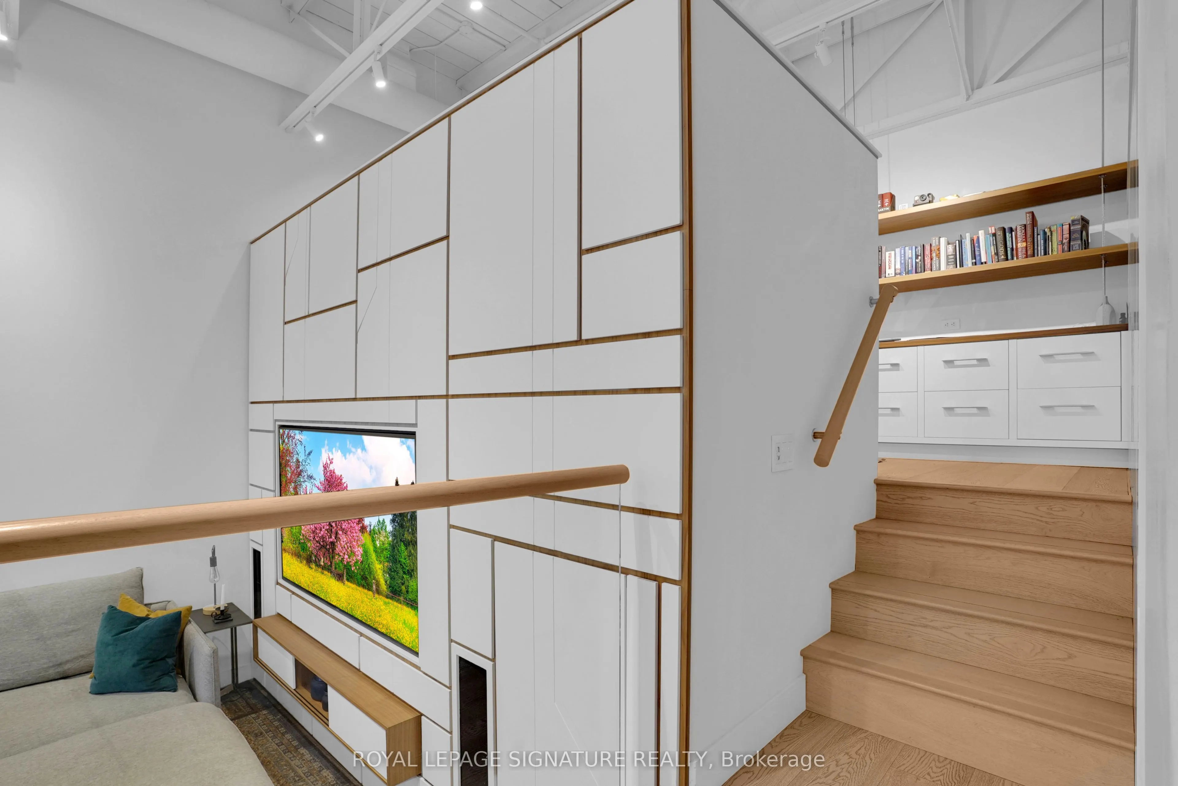 676 Richmond Street W, #209