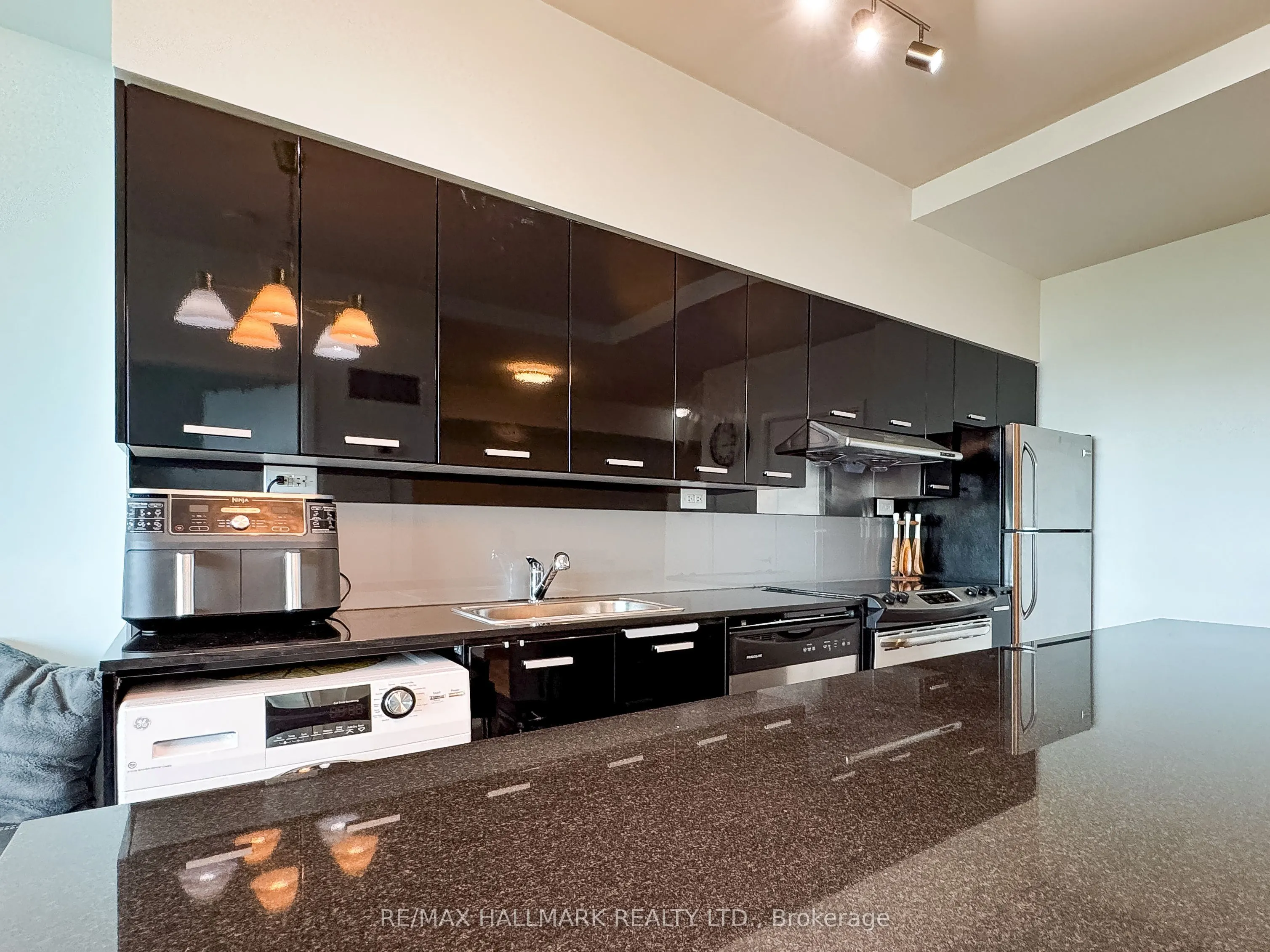 15 Singer Court, #Ph06