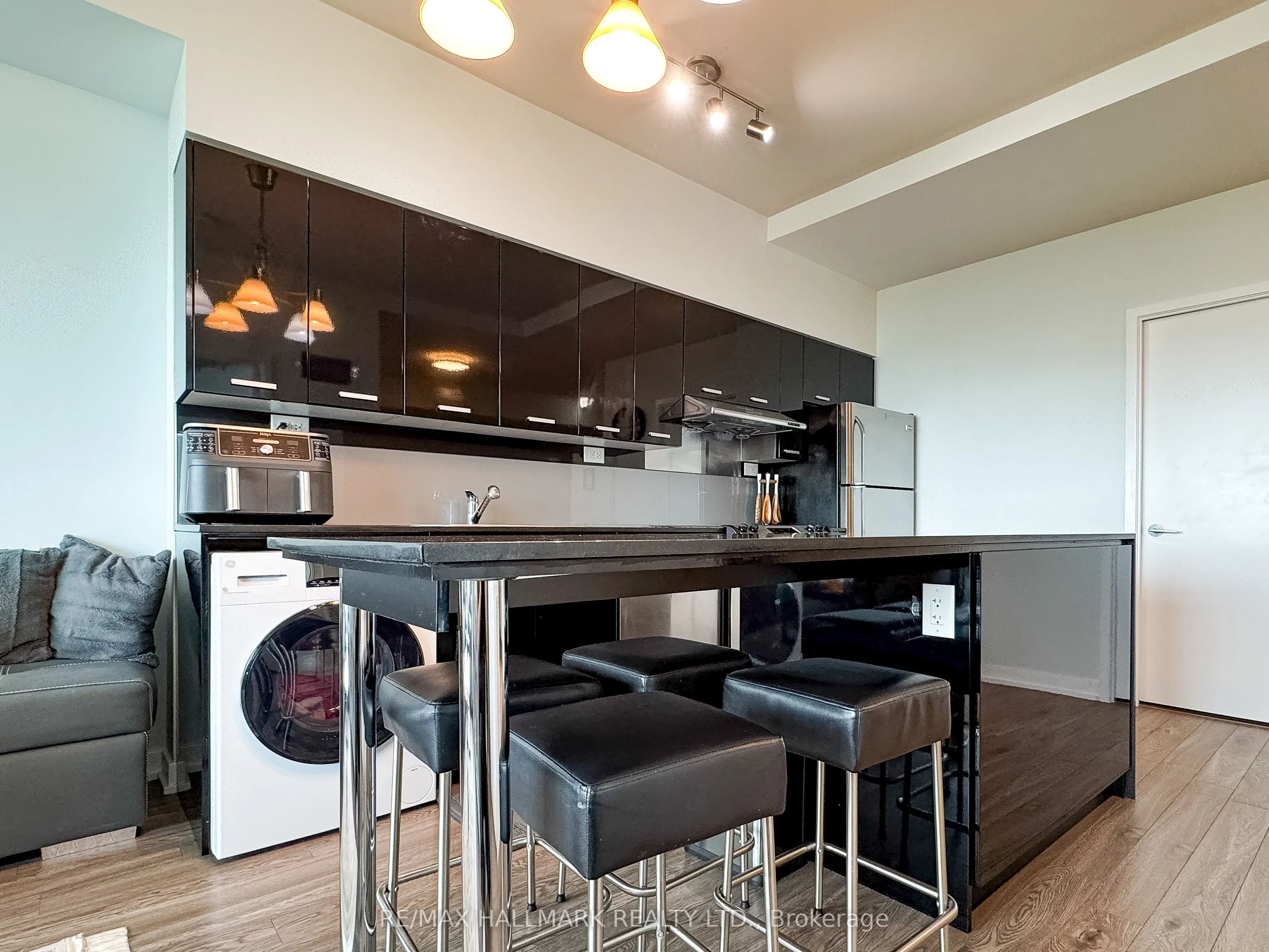 15 Singer Court, #Ph06