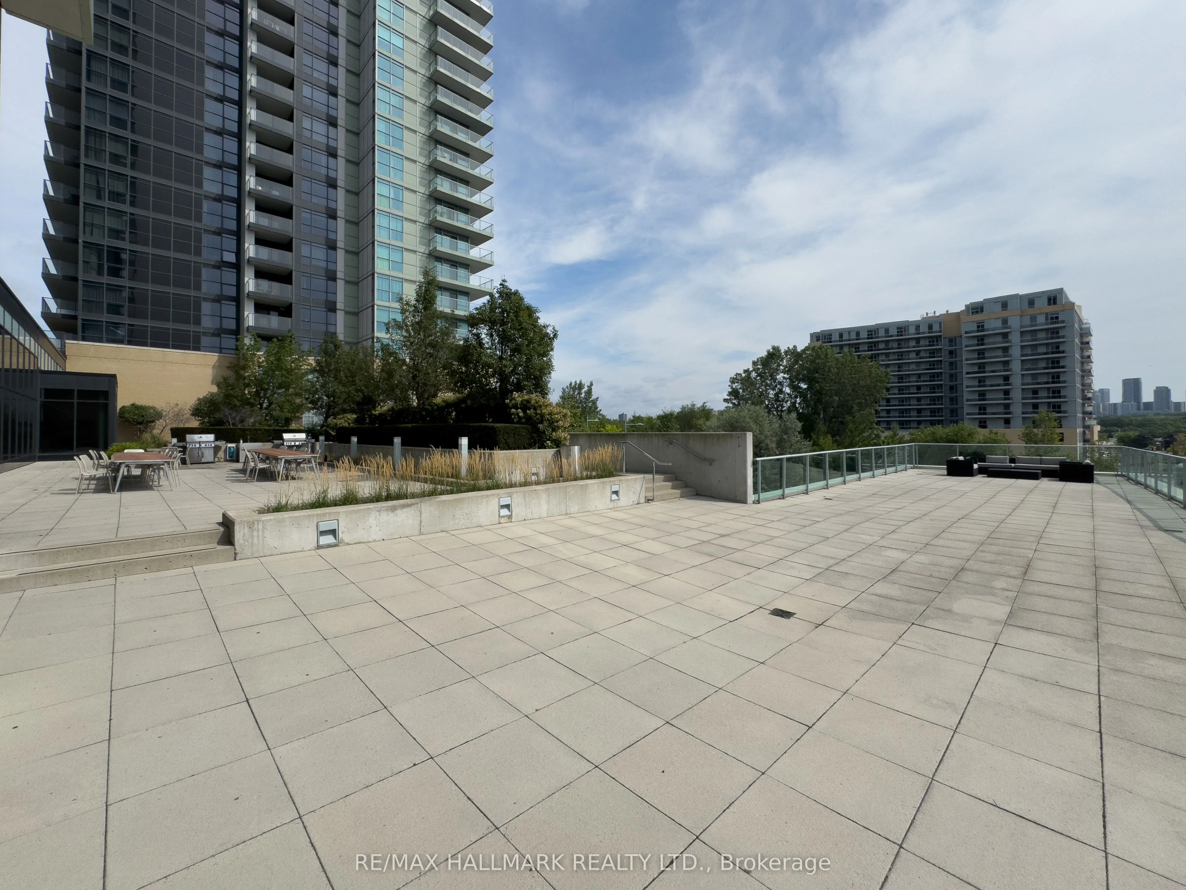 15 Singer Court, #Ph06