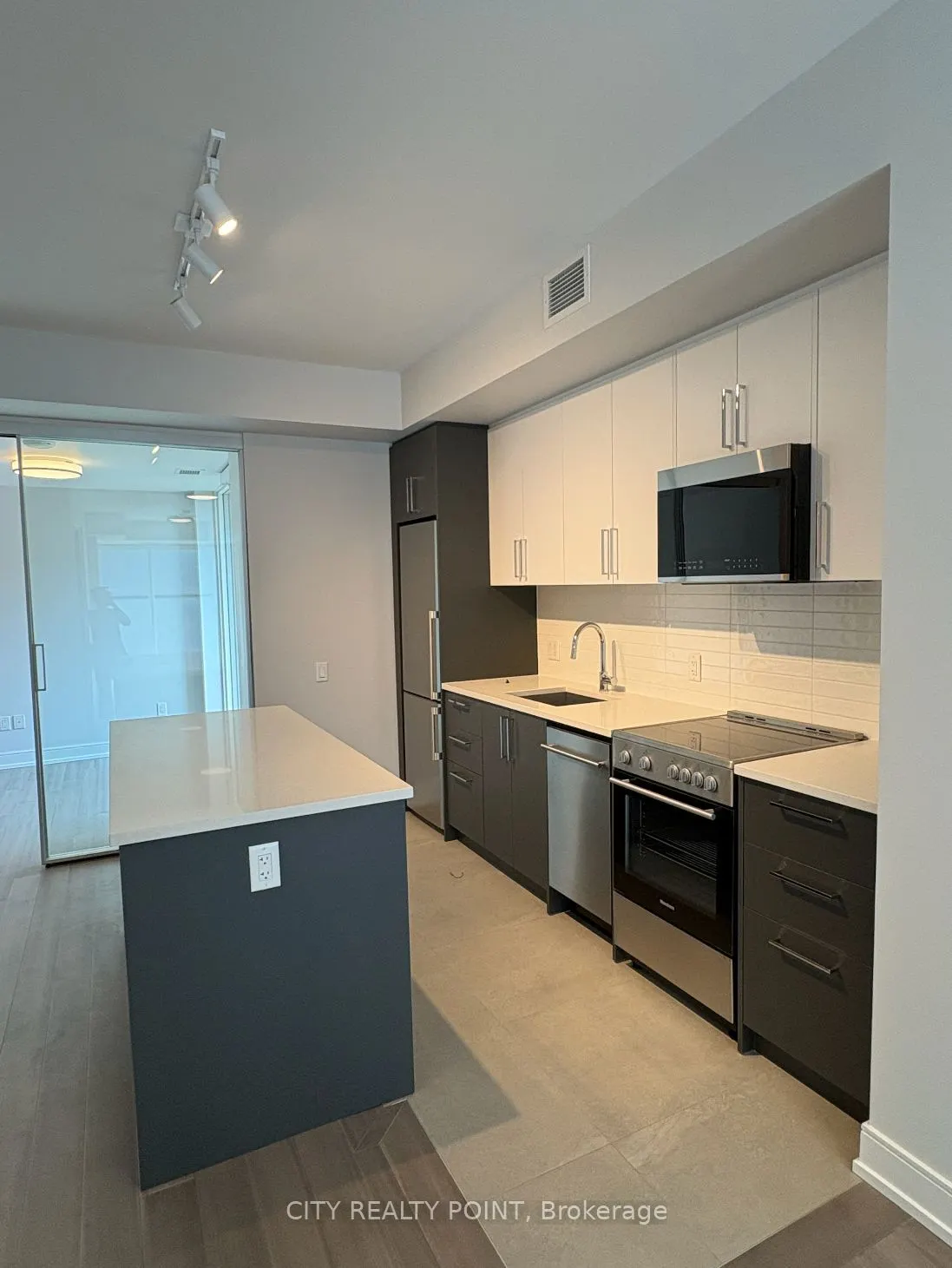 664 Spadina Avenue, #214