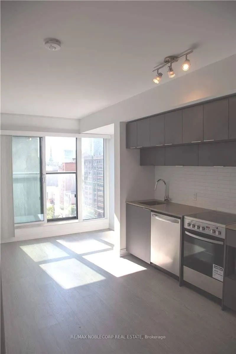 181 Dundas Street E #807