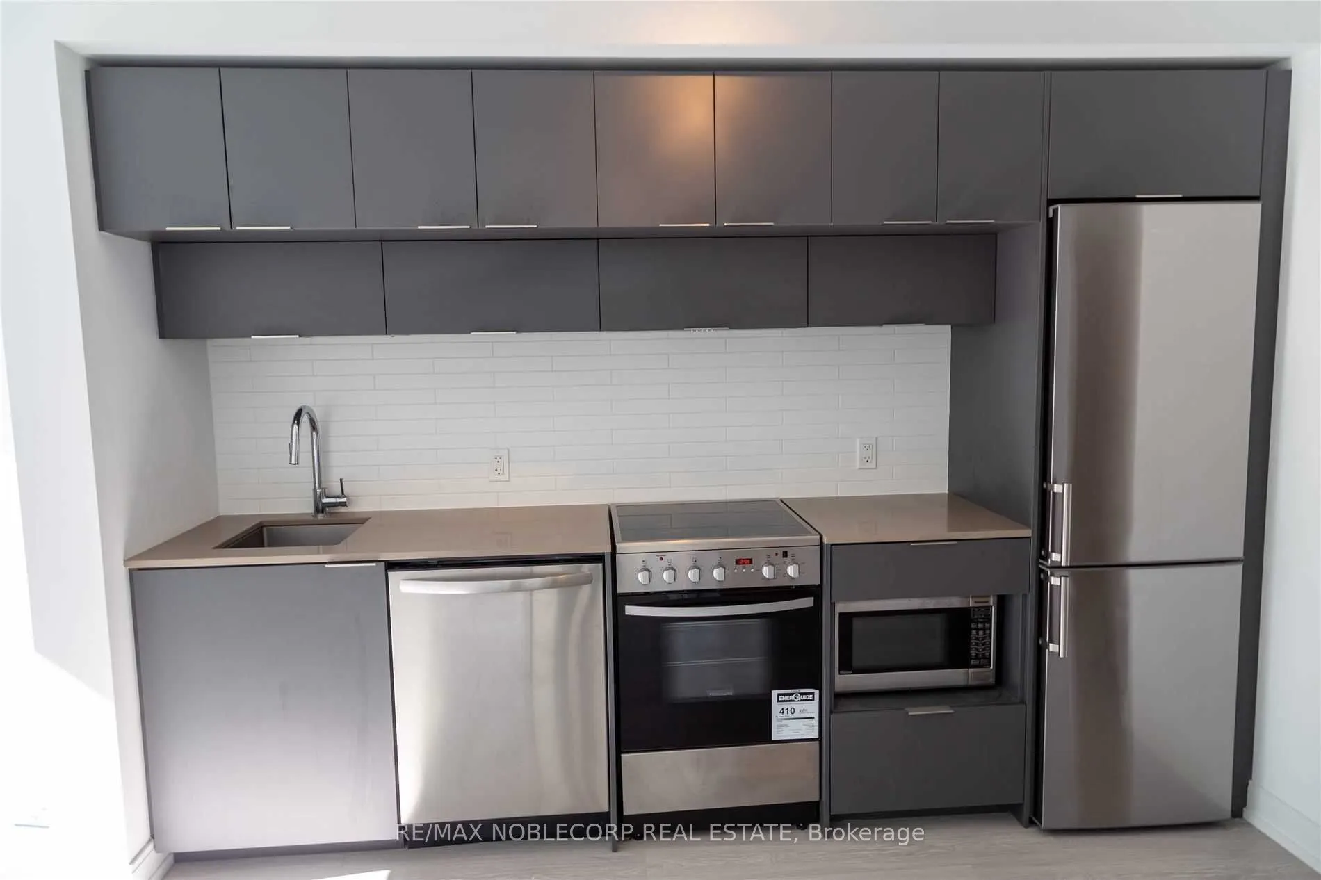 181 Dundas Street E #807