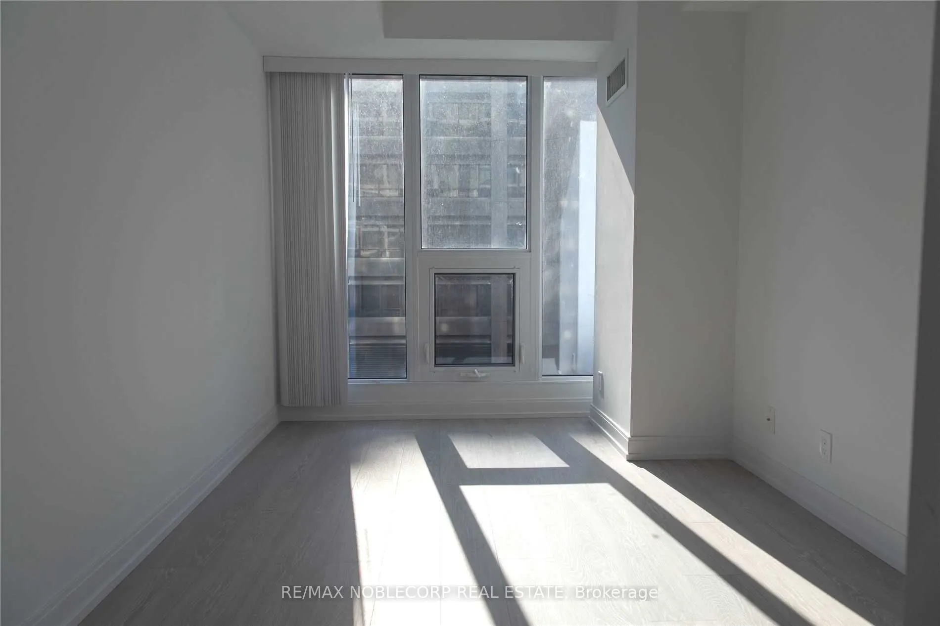 181 Dundas Street E #807
