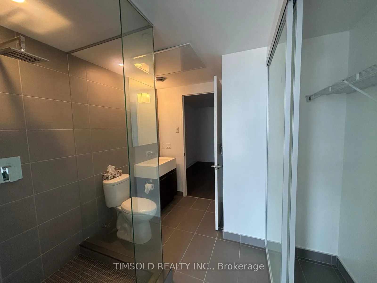 560 King Street W, #808
