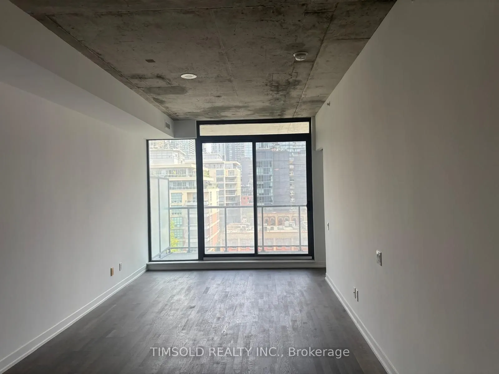 560 King Street W, #808