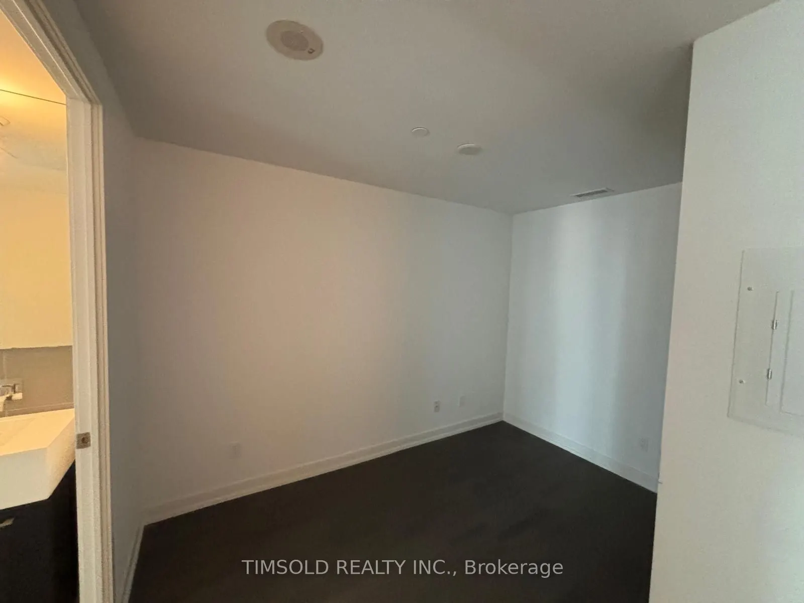 560 King Street W, #808