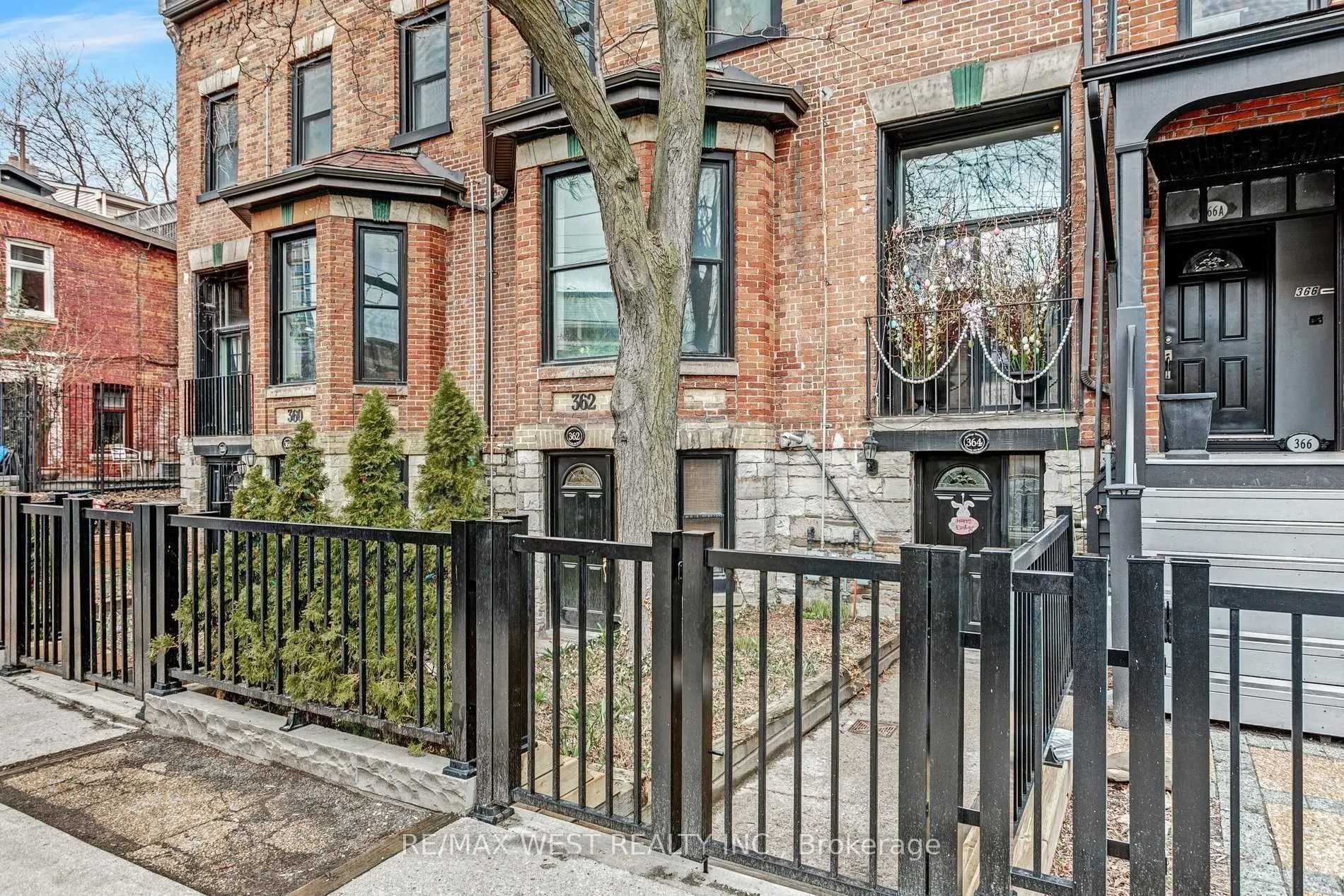 364 Dundas Street E, #4