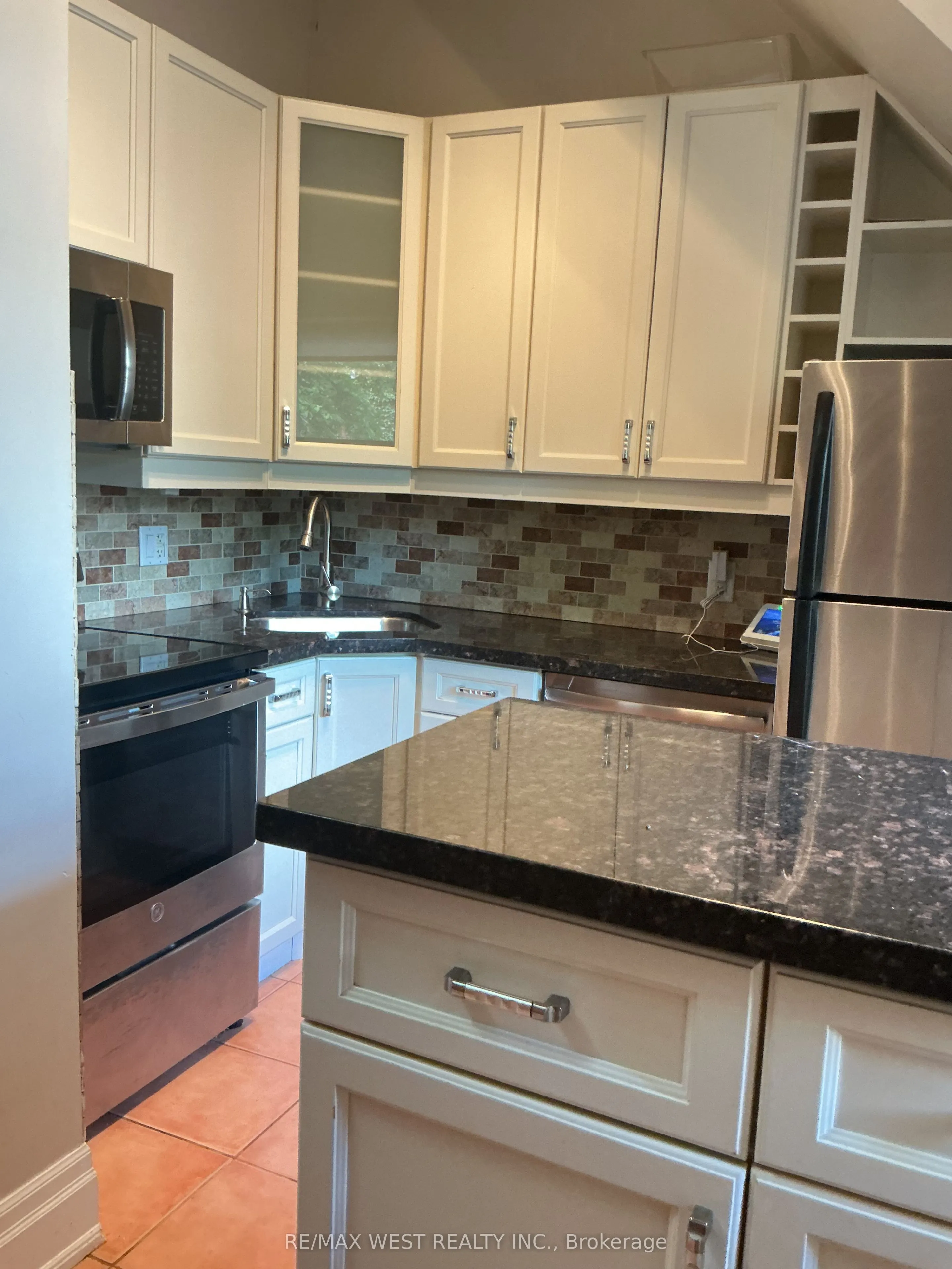 364 Dundas Street E, #4