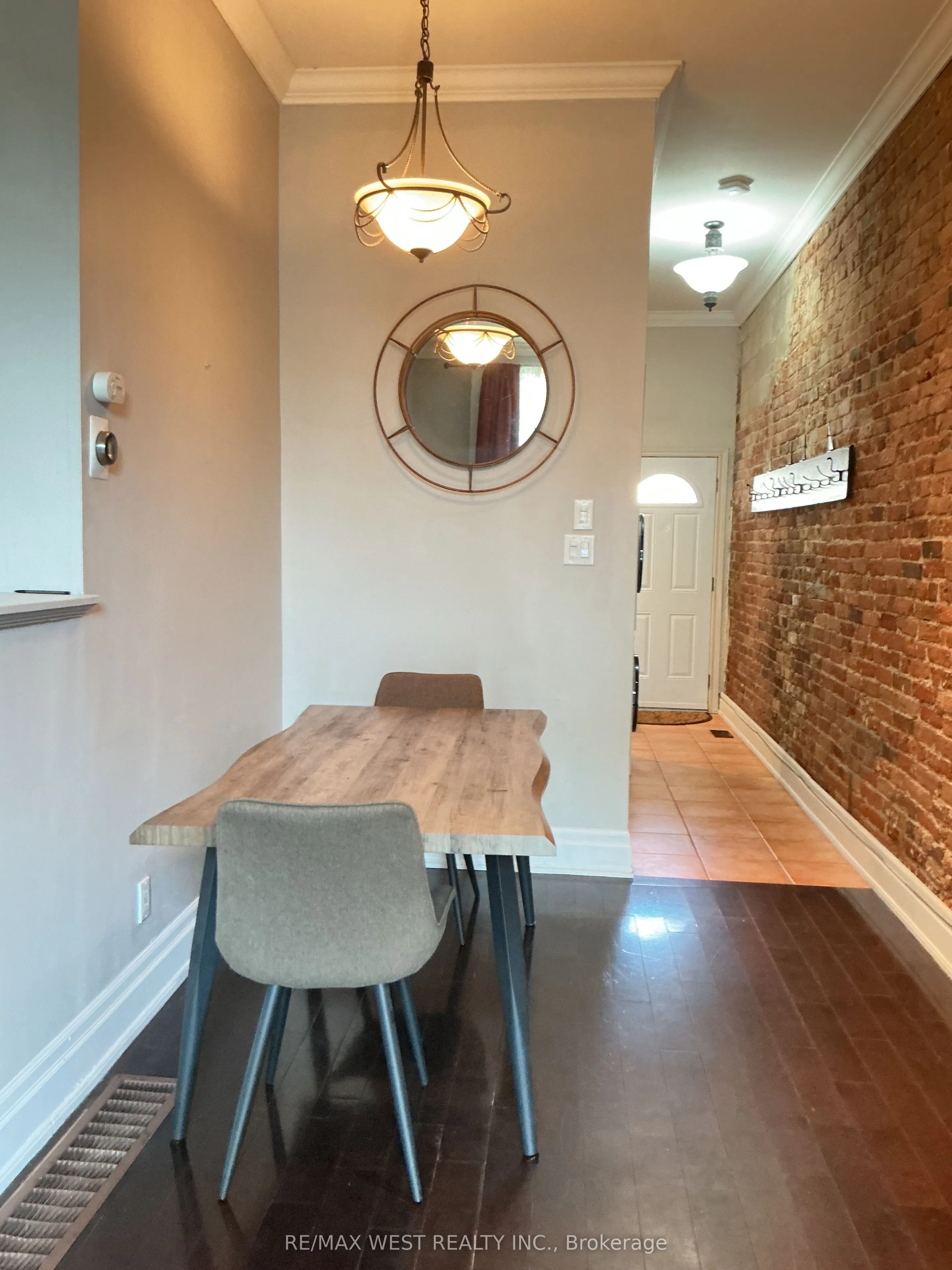 364 Dundas Street E, #4