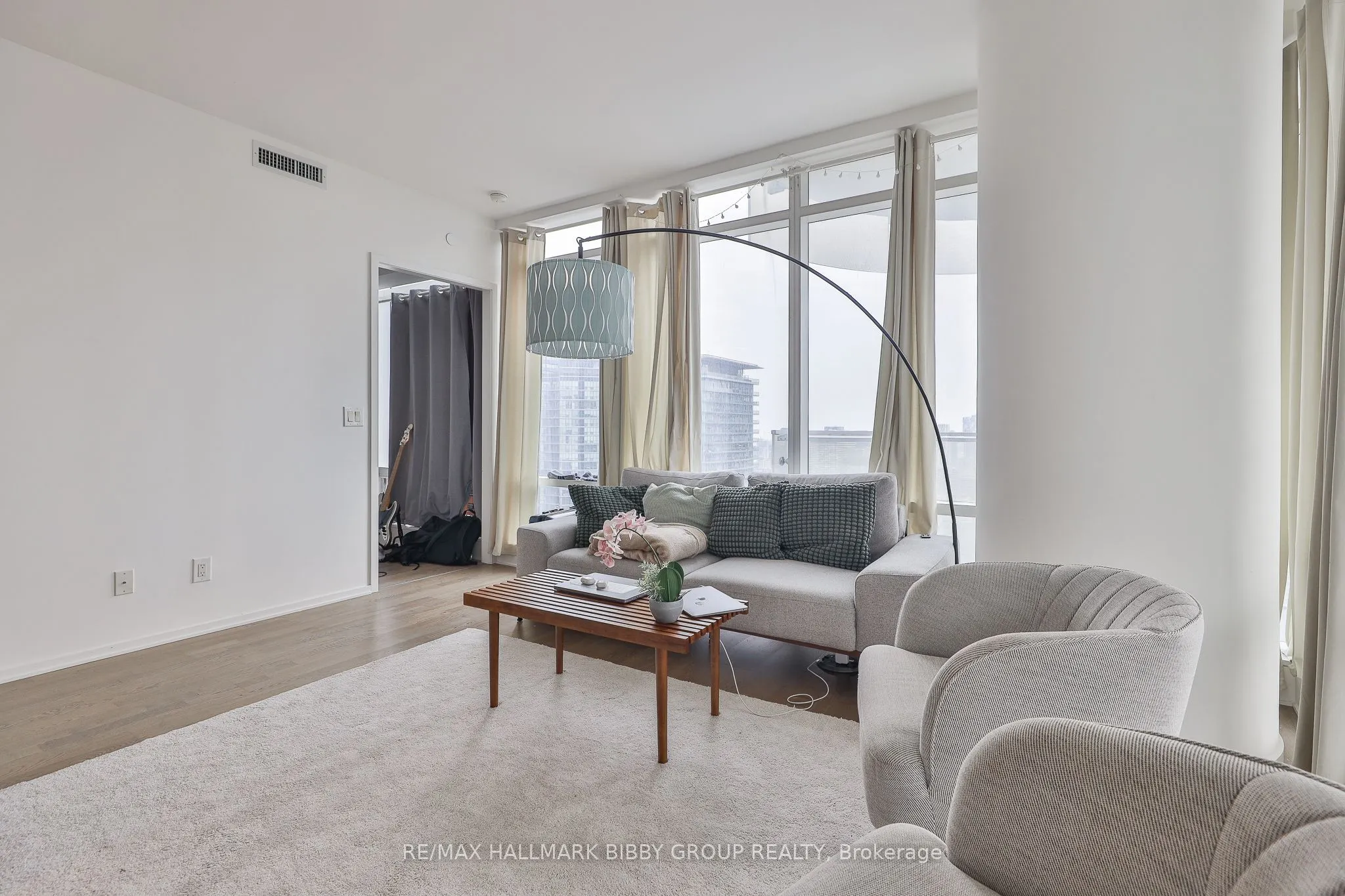 1 Bloor Street E, #3807