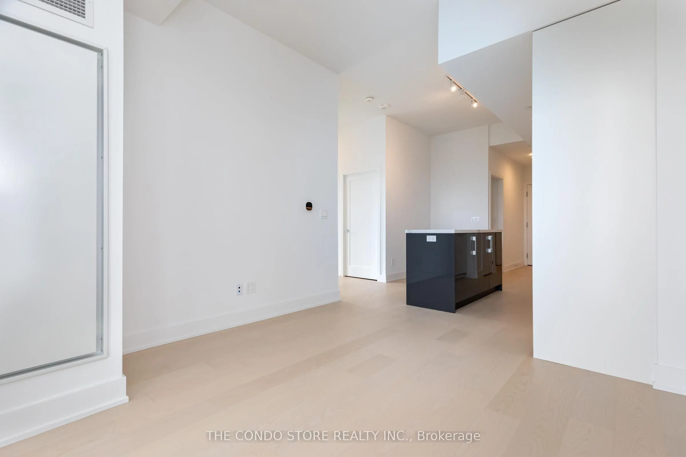 8 Manor Road W, #707