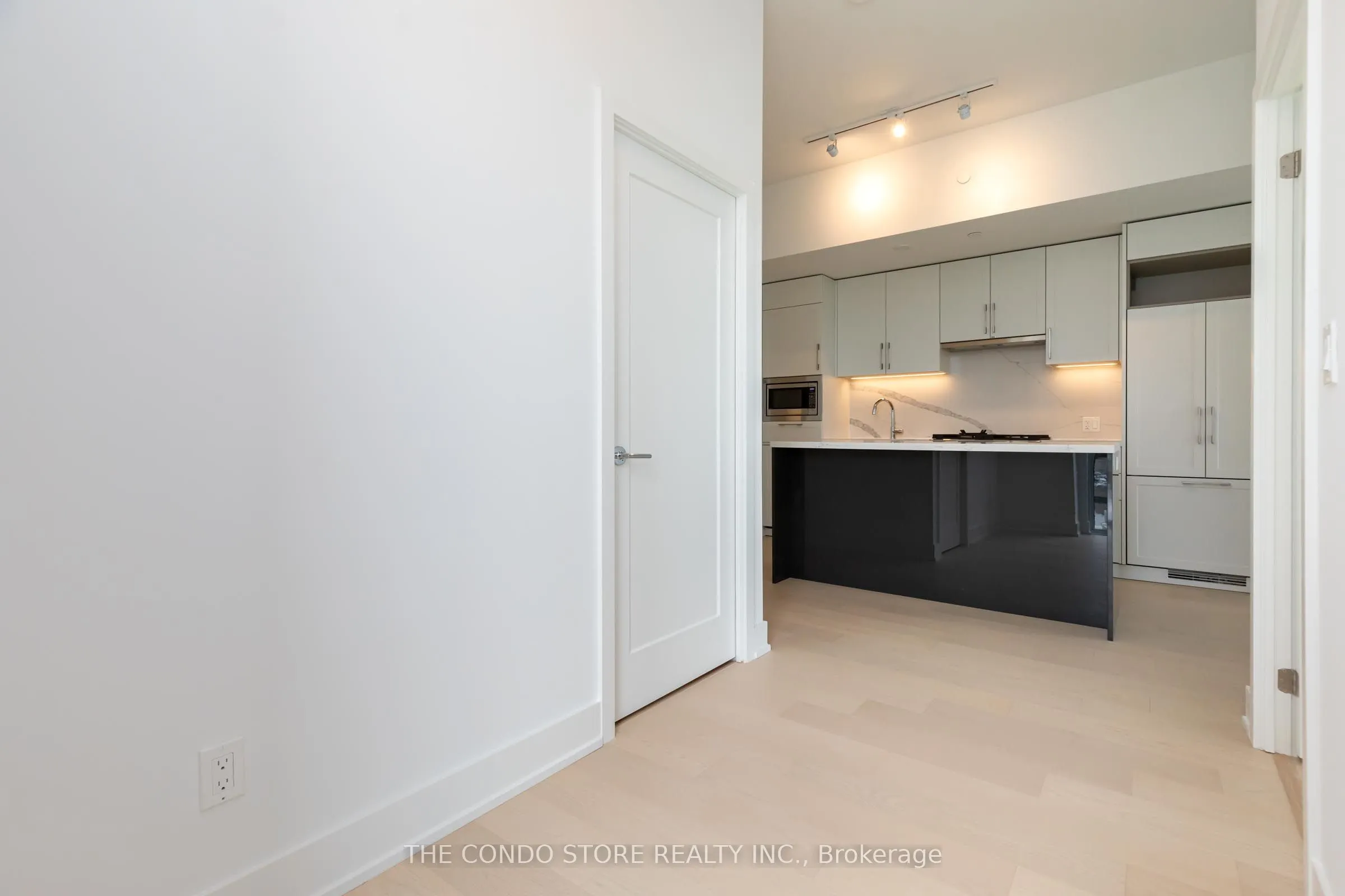 8 Manor Road W, #707