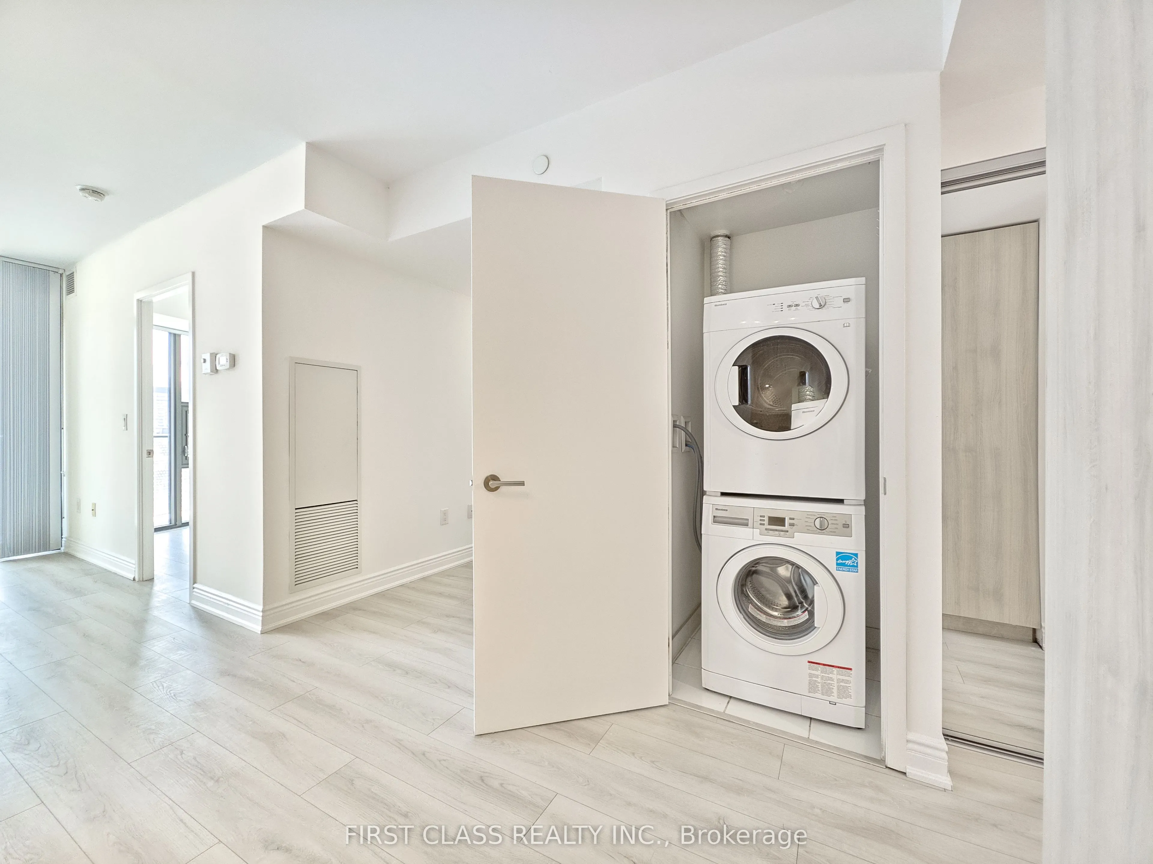 11 Wellesley Street W, #1404