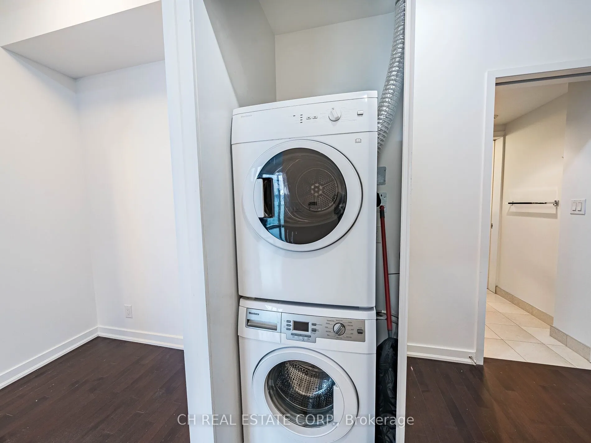 12 York Street N, #1307