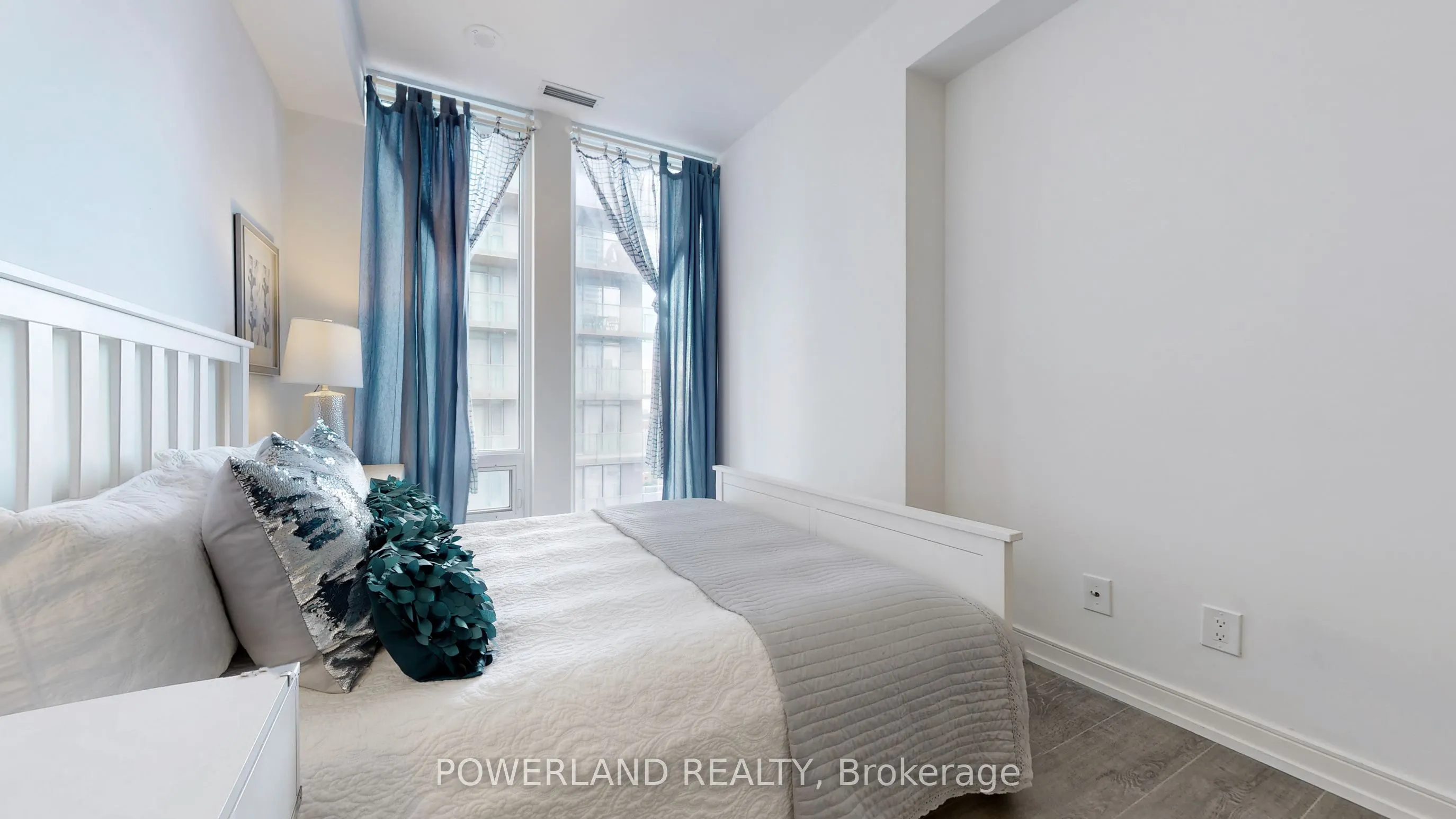 28 Wellesley Street E, #2304