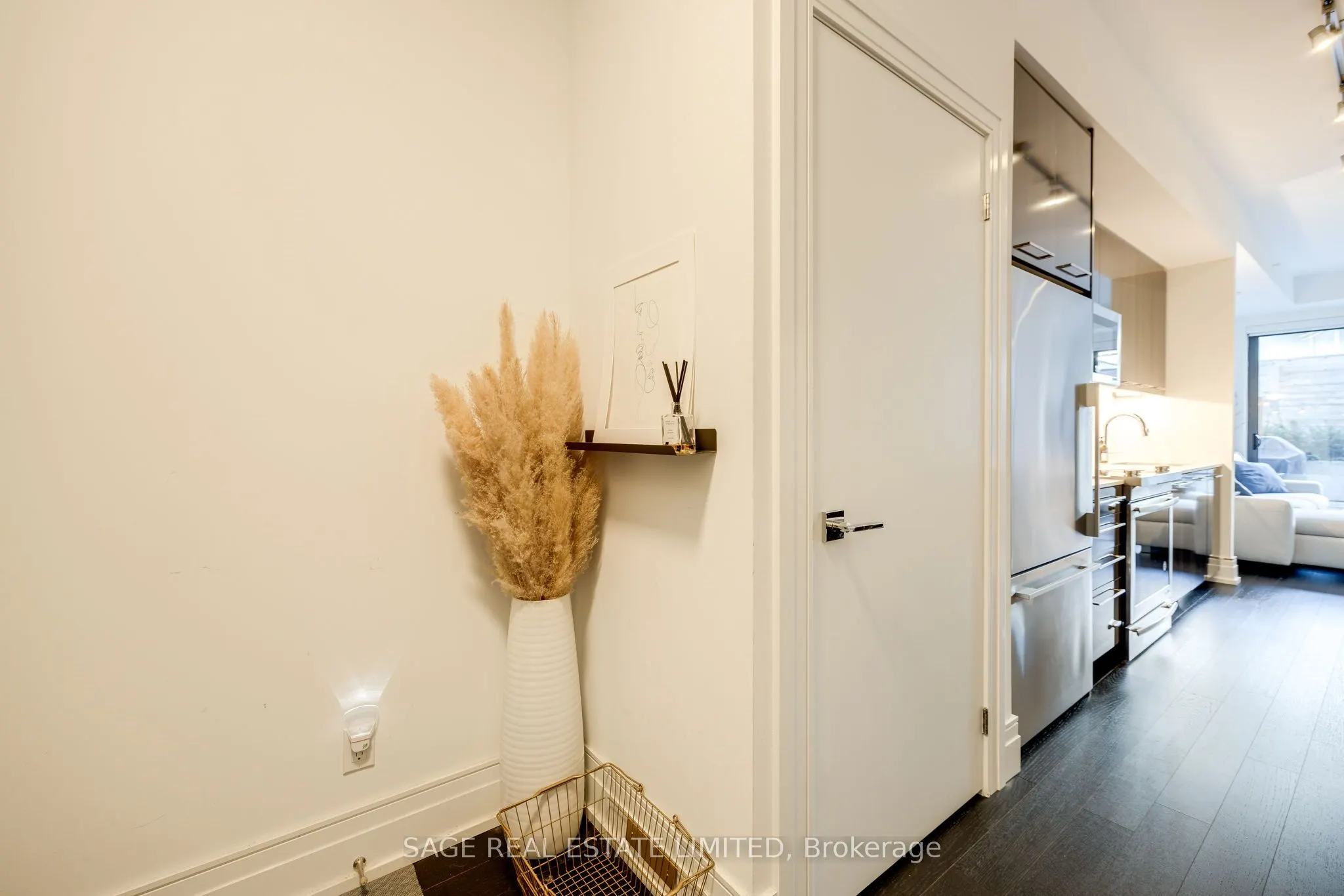 90 Niagara Street, #101