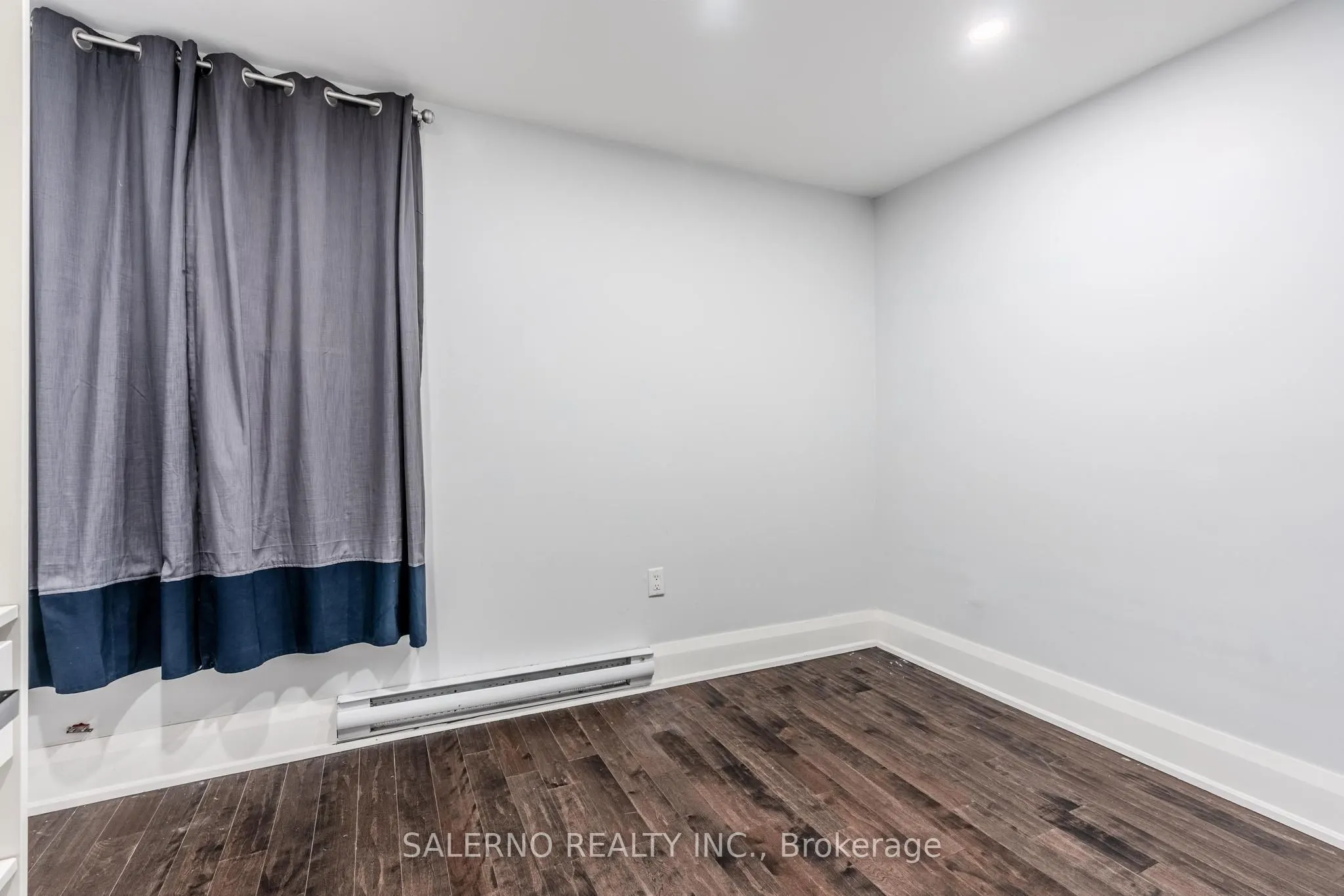 756 Dundas Street W, #Main