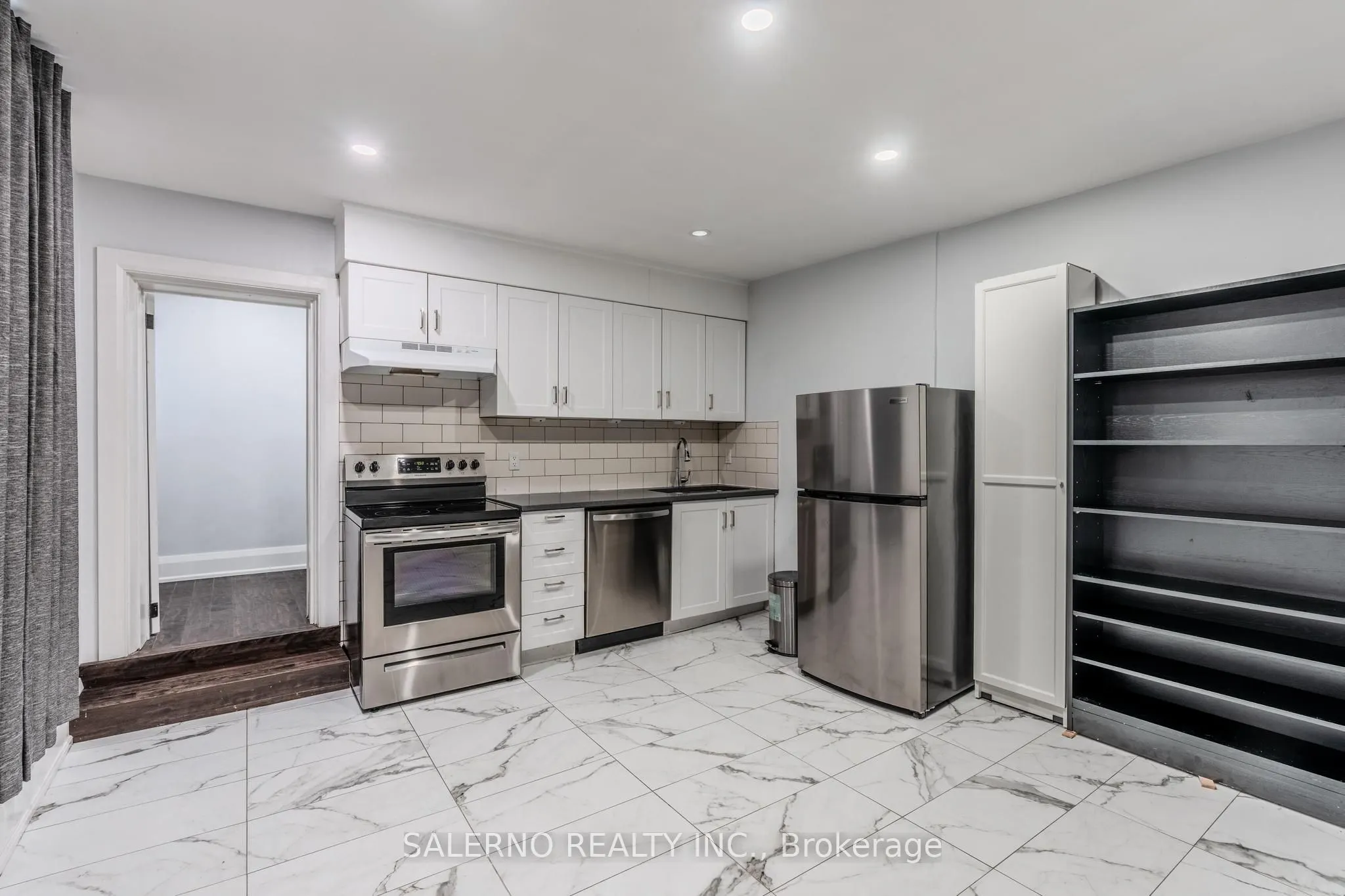 756 Dundas Street W, #Main