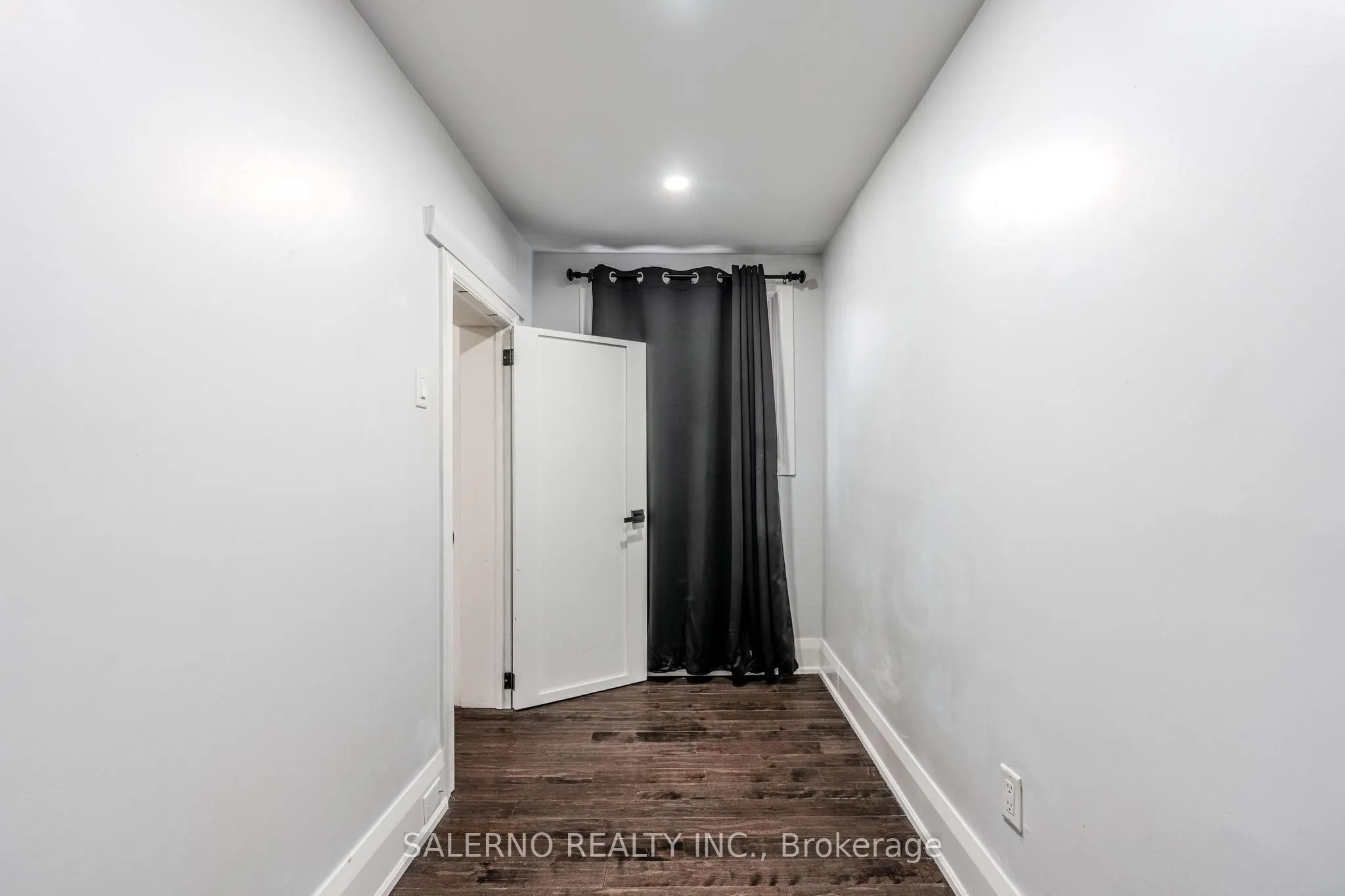 756 Dundas Street W, #Main