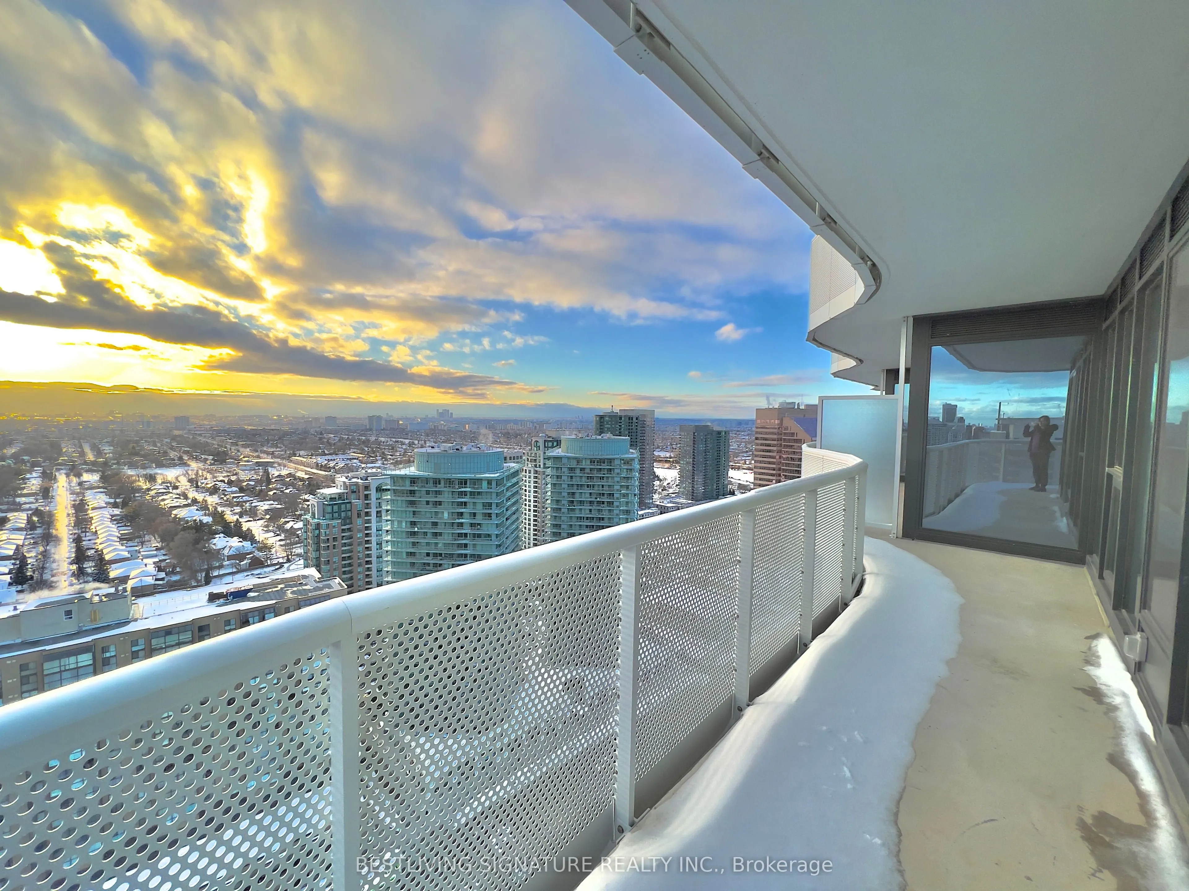 15 Holmes Avenue, #2902
