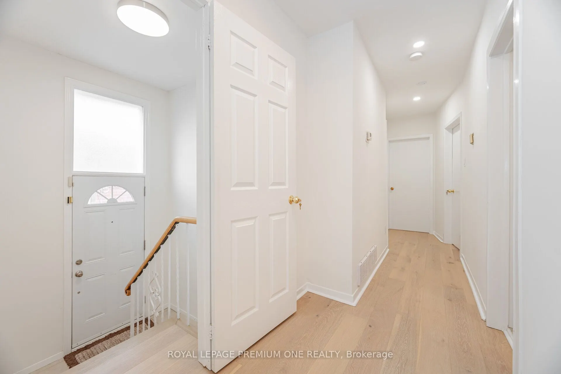 16 Reiber Crescent S