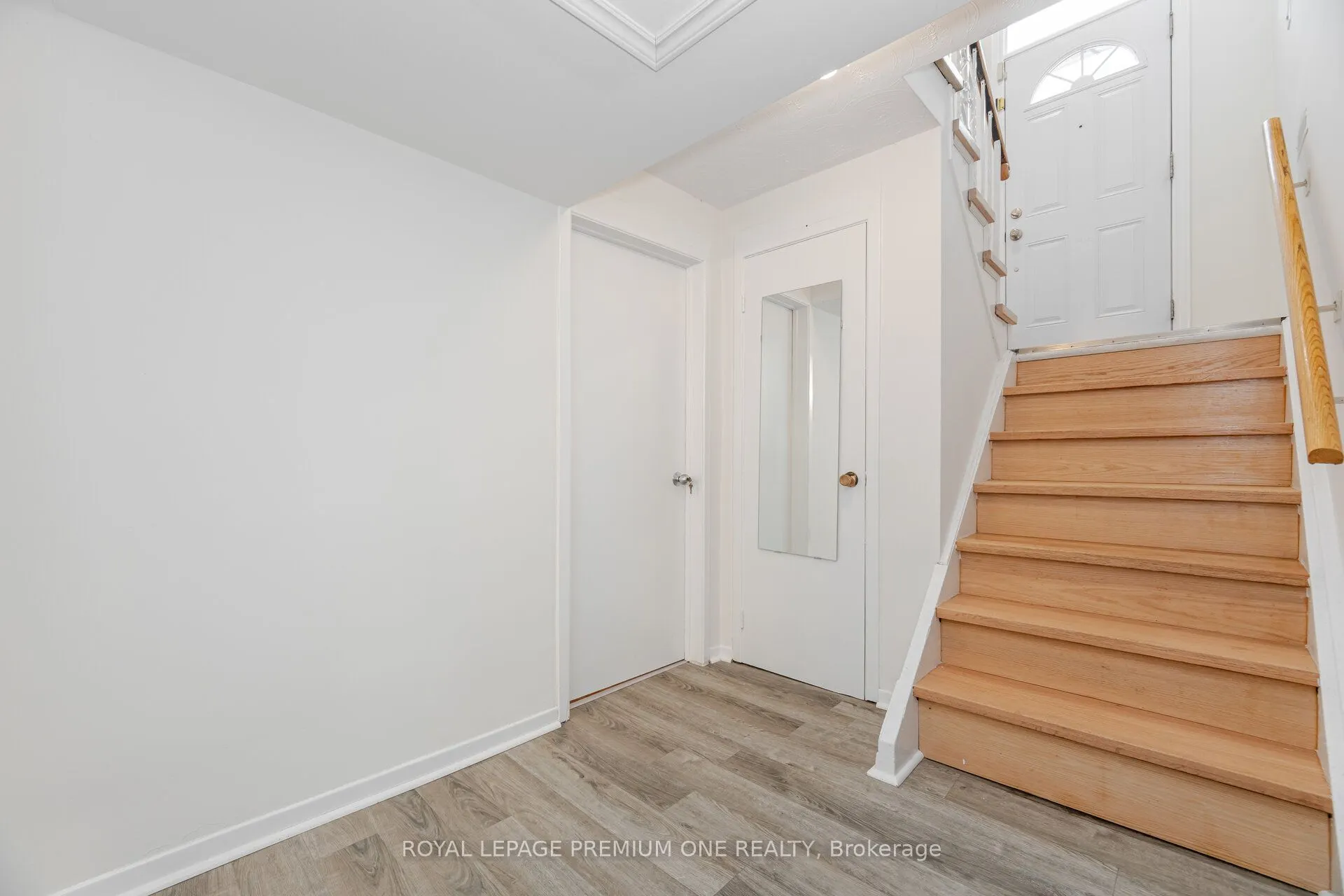 16 Reiber Crescent S