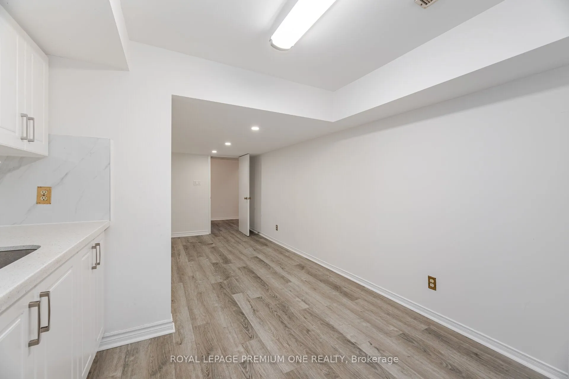 16 Reiber Crescent S