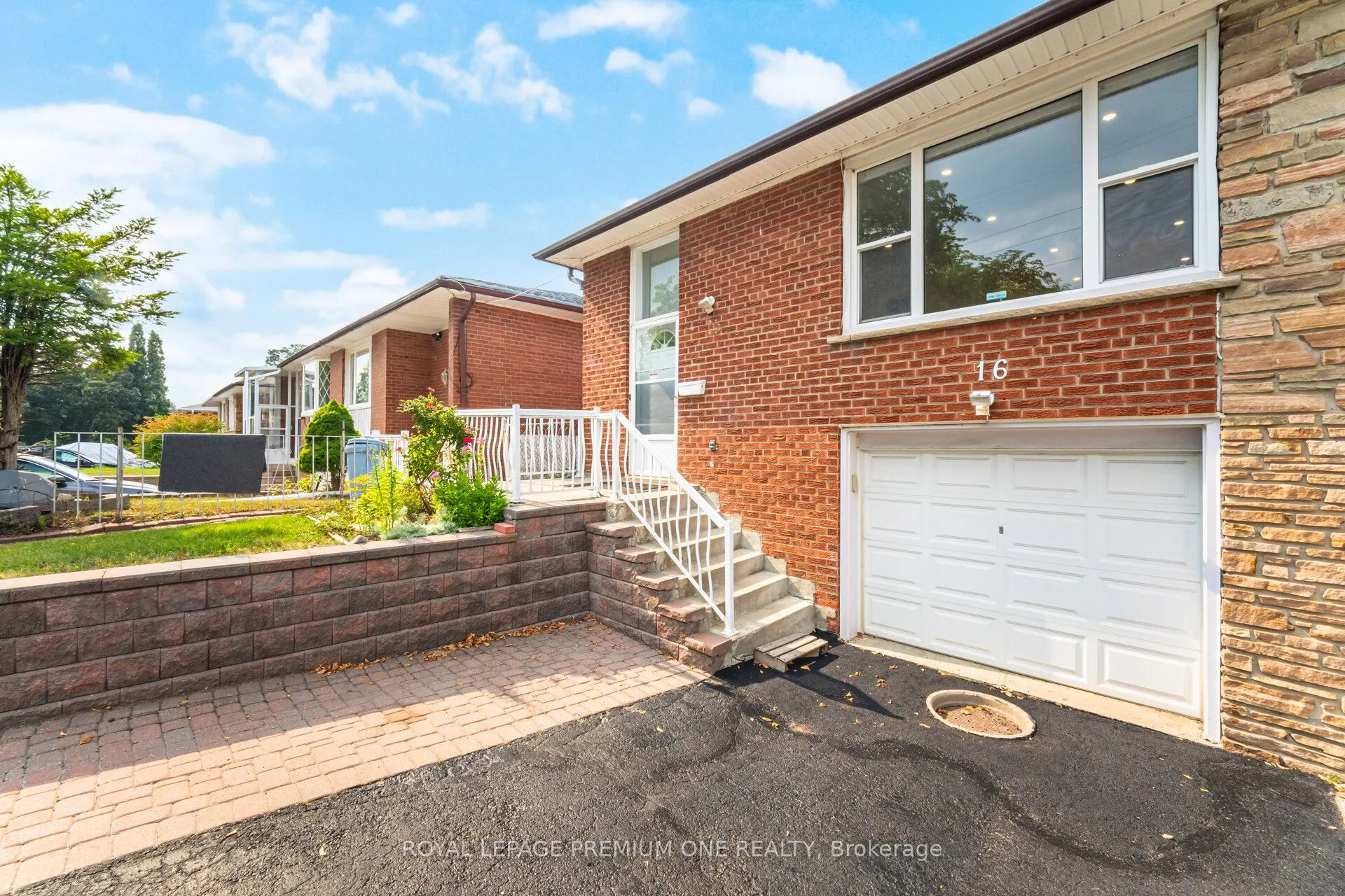 16 Reiber Crescent S
