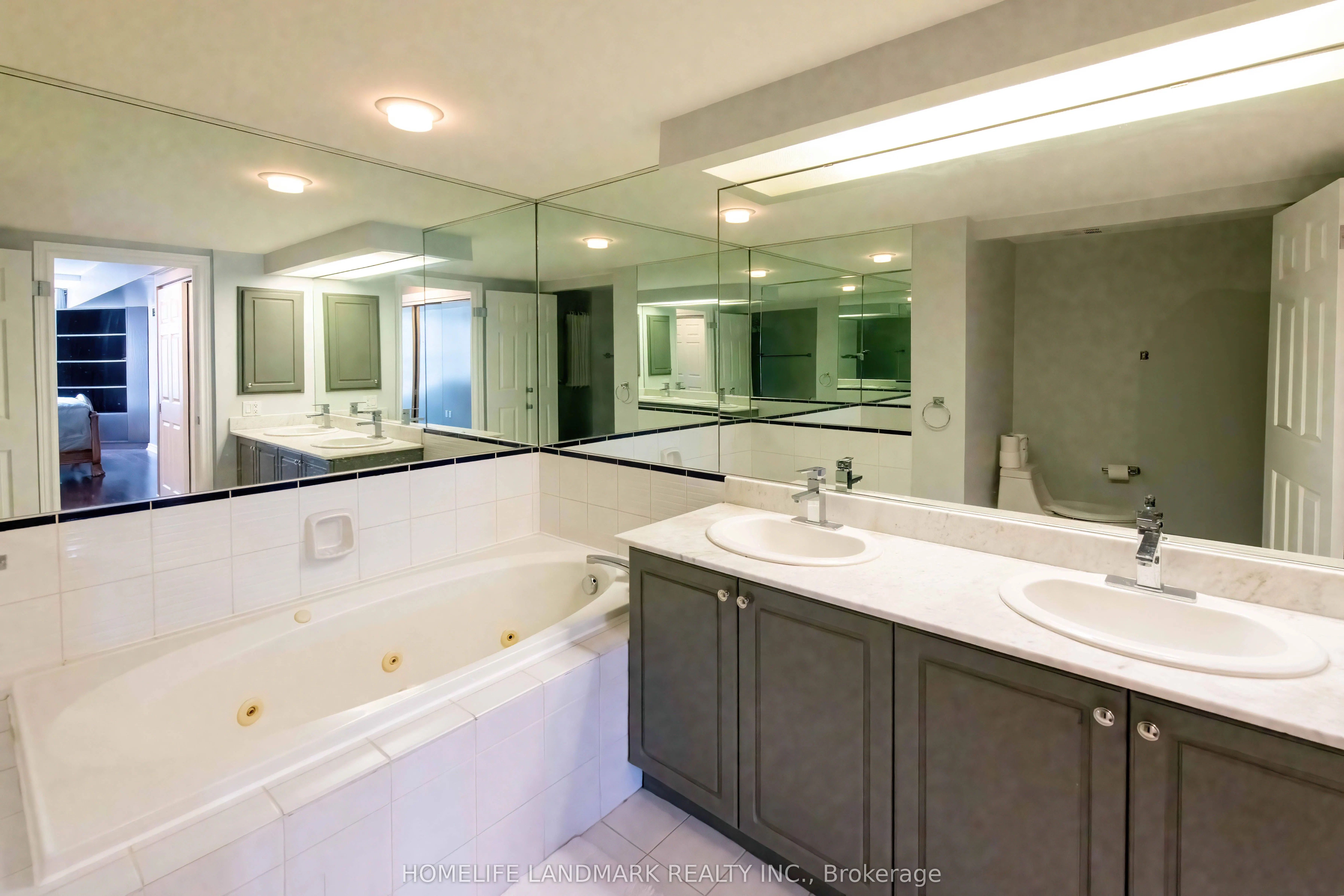 71 Simcoe Street, #1002
