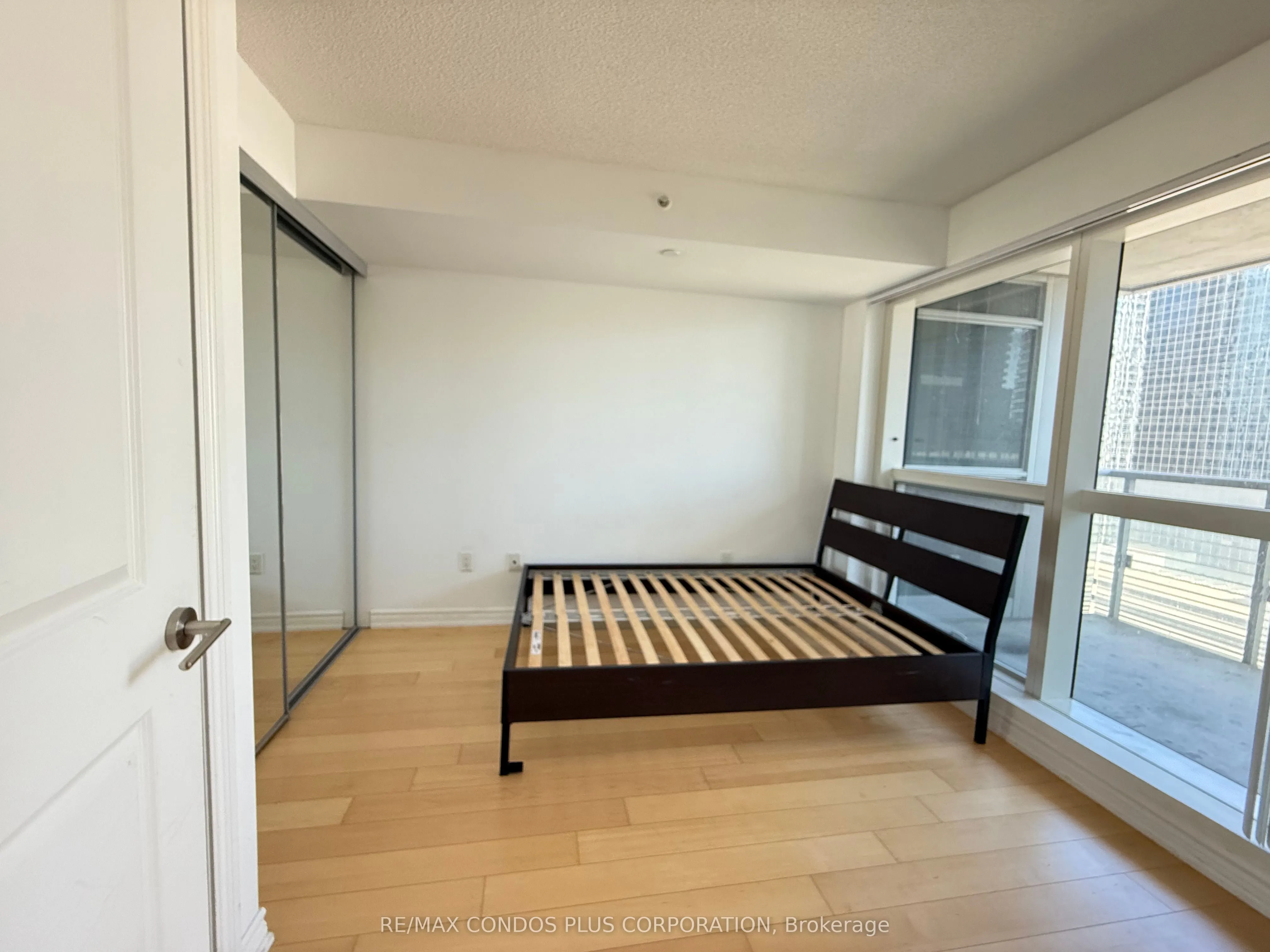 386 Yonge Street, #1616
