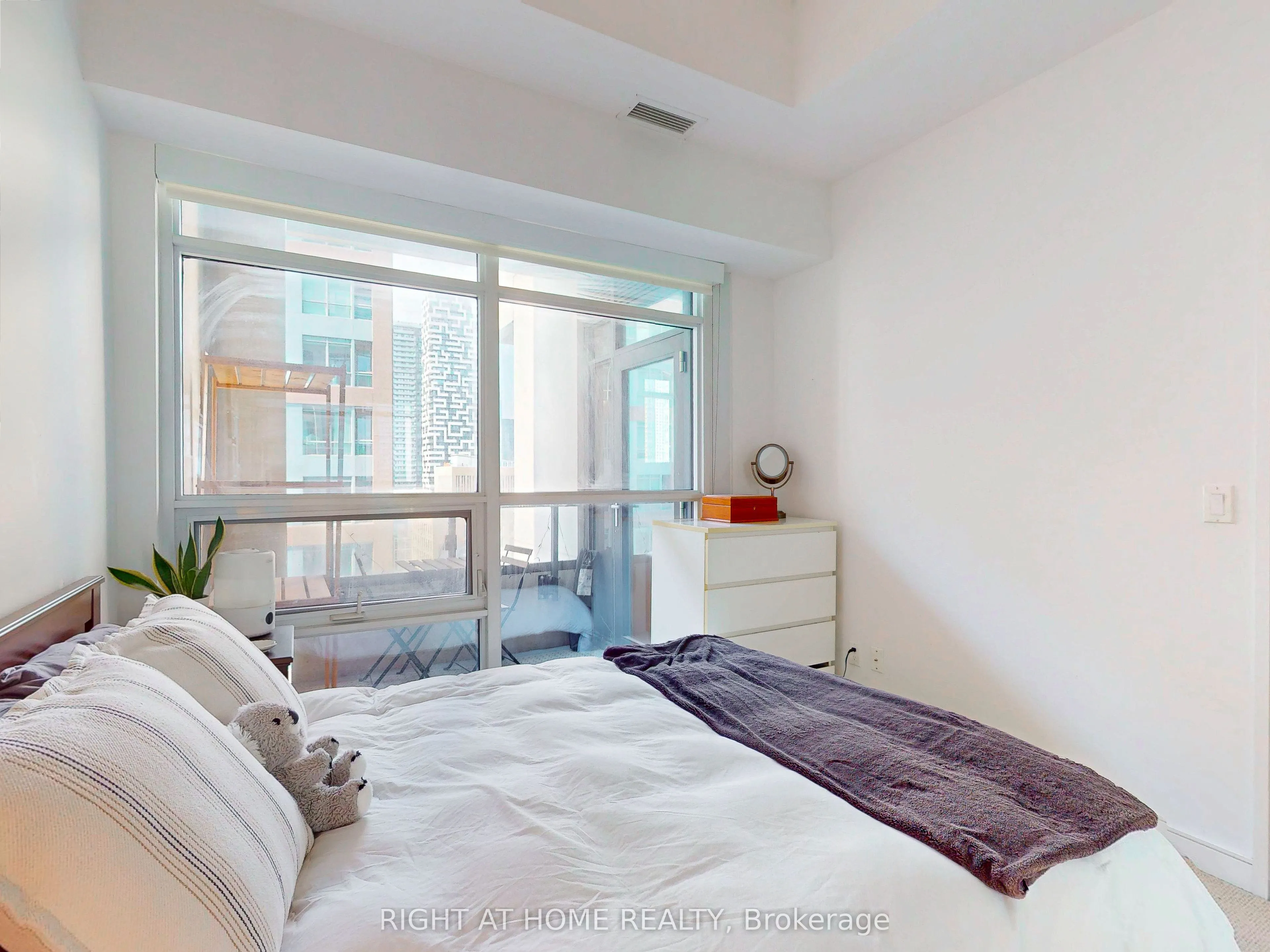 88 Scott Street, #1904
