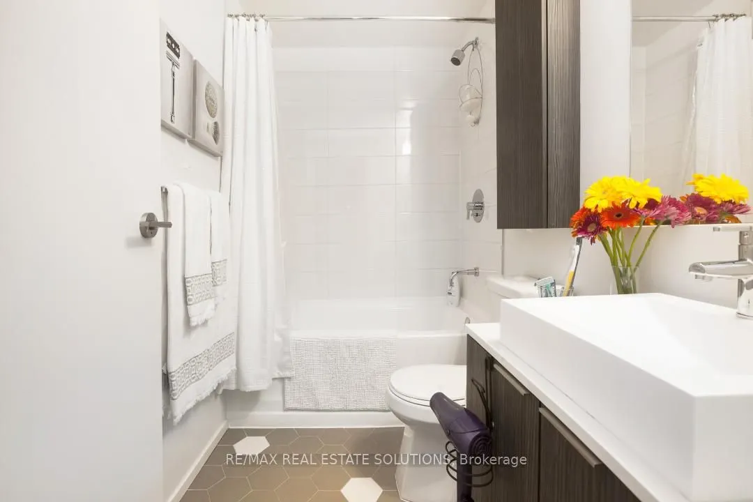 68 Shuter Street, #2606
