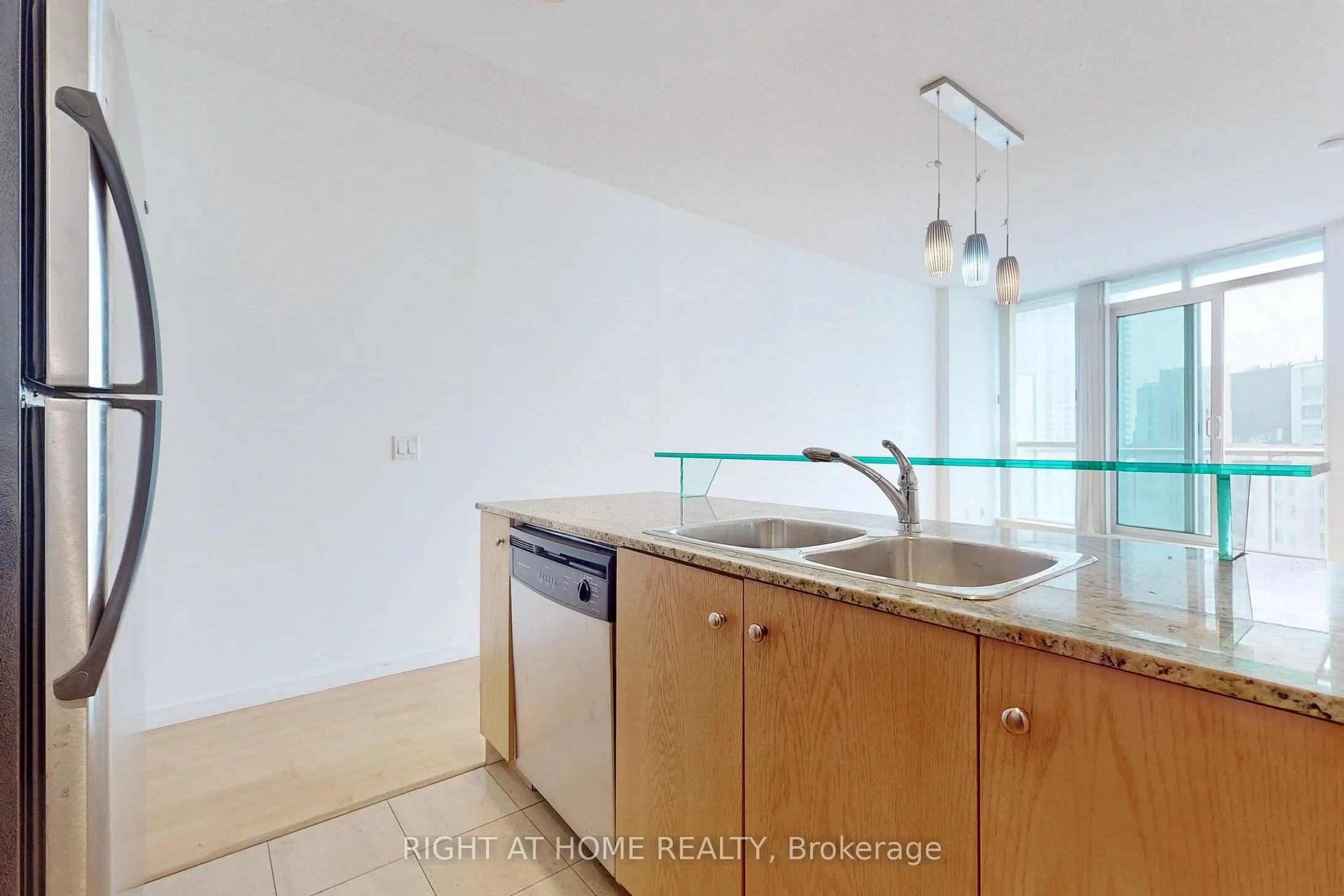 218 Queens Quay W, #1006