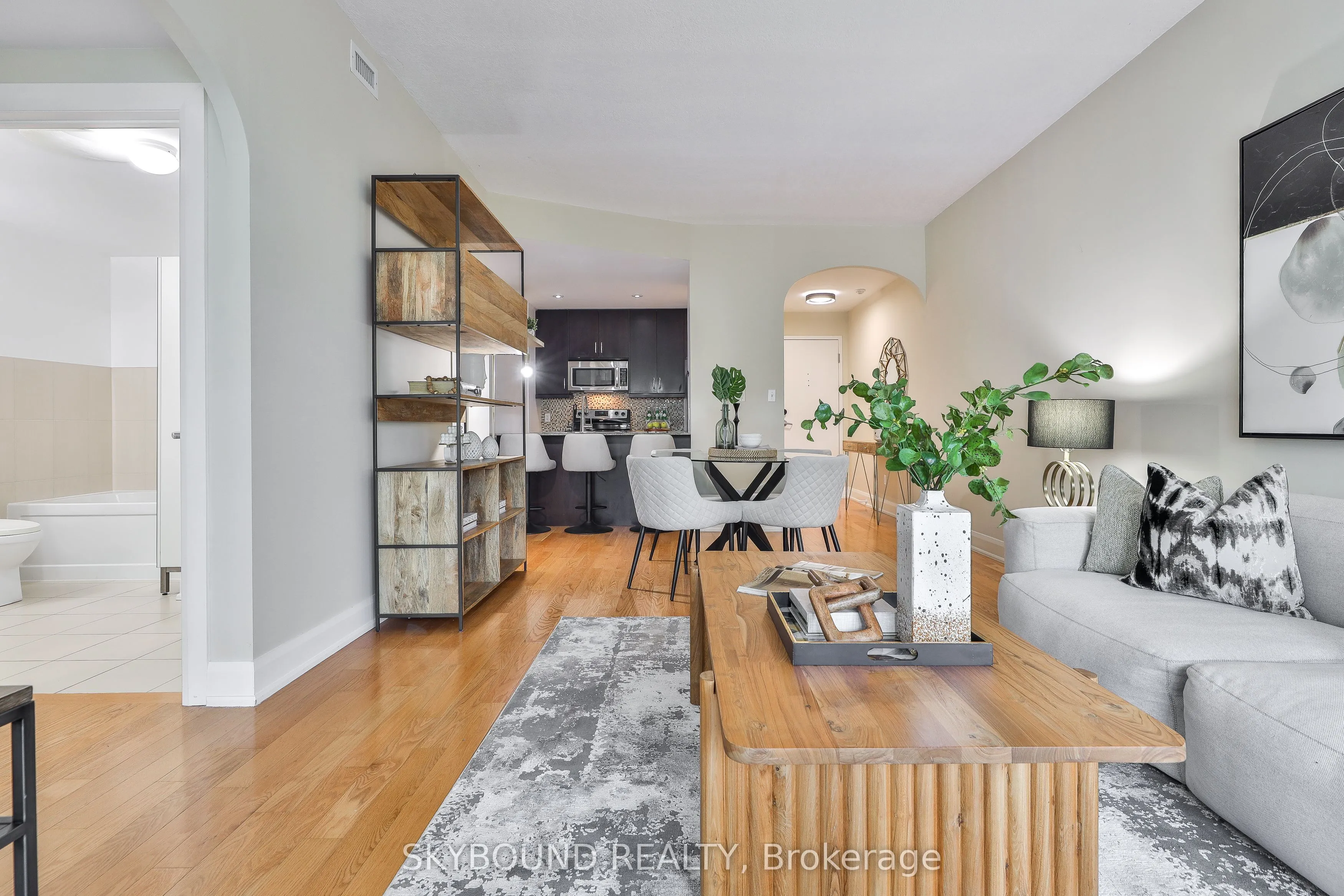 1636 Dundas Street W, #5