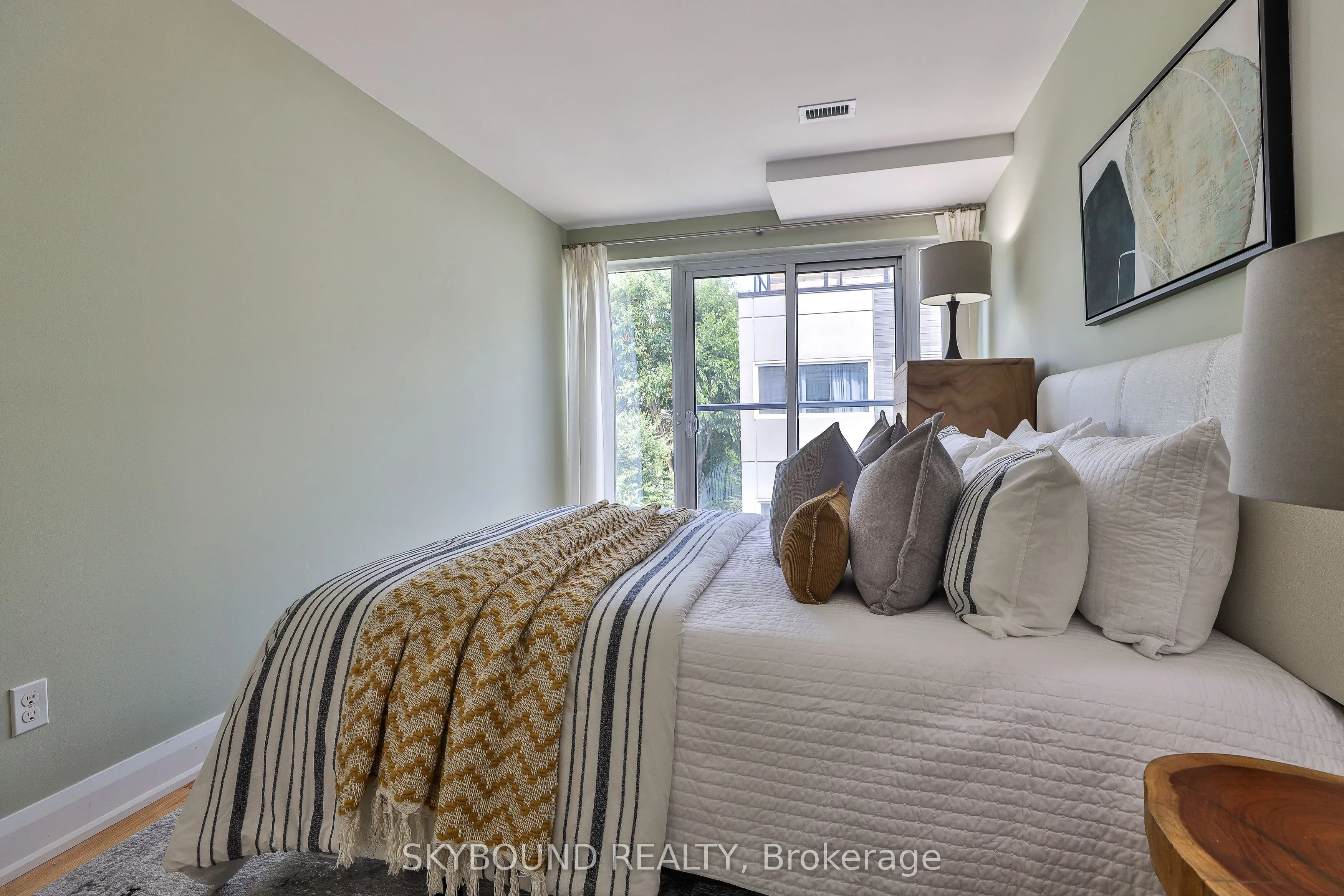 1636 Dundas Street W, #5