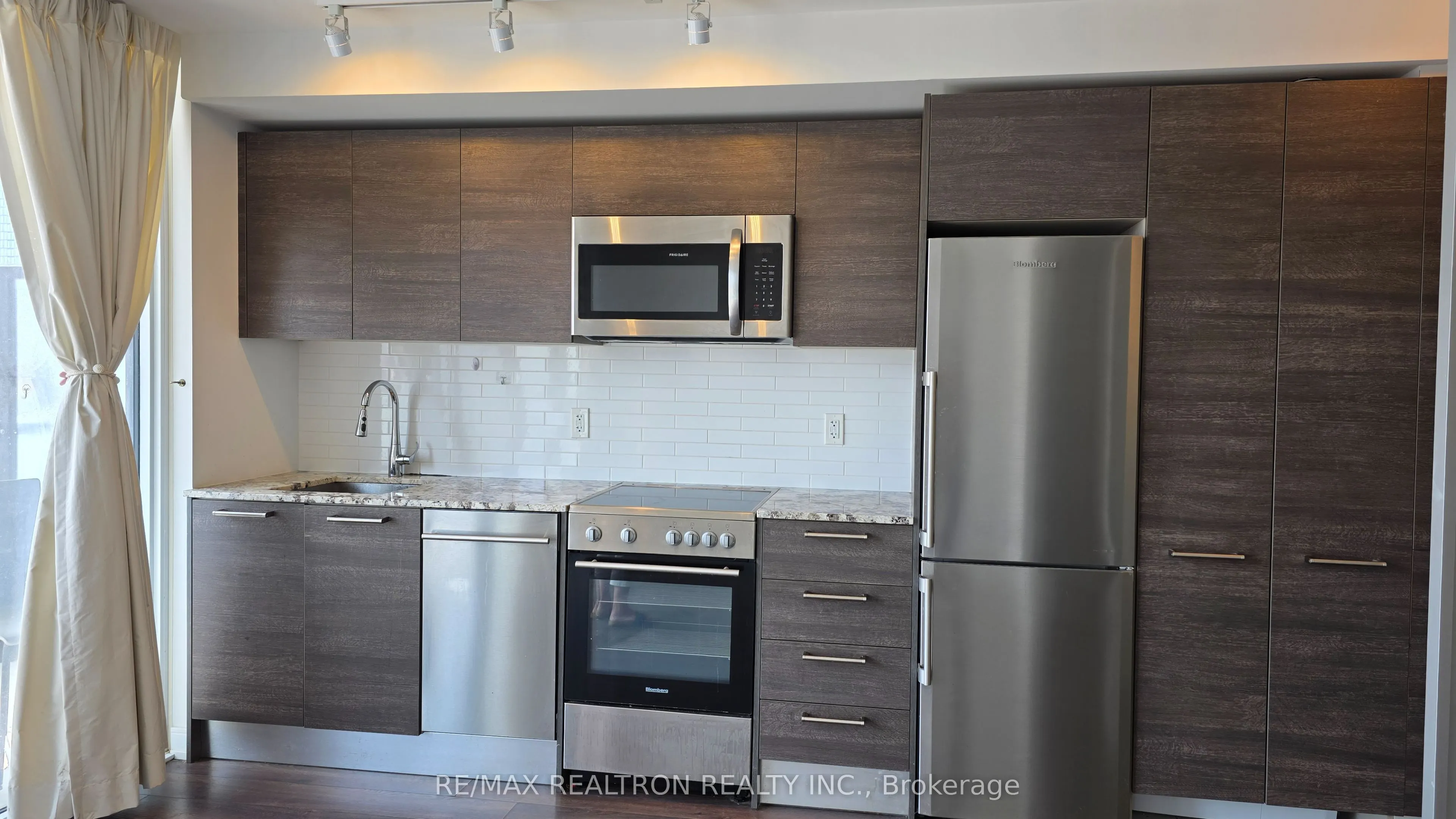 28 Wellesley Street E, #1103