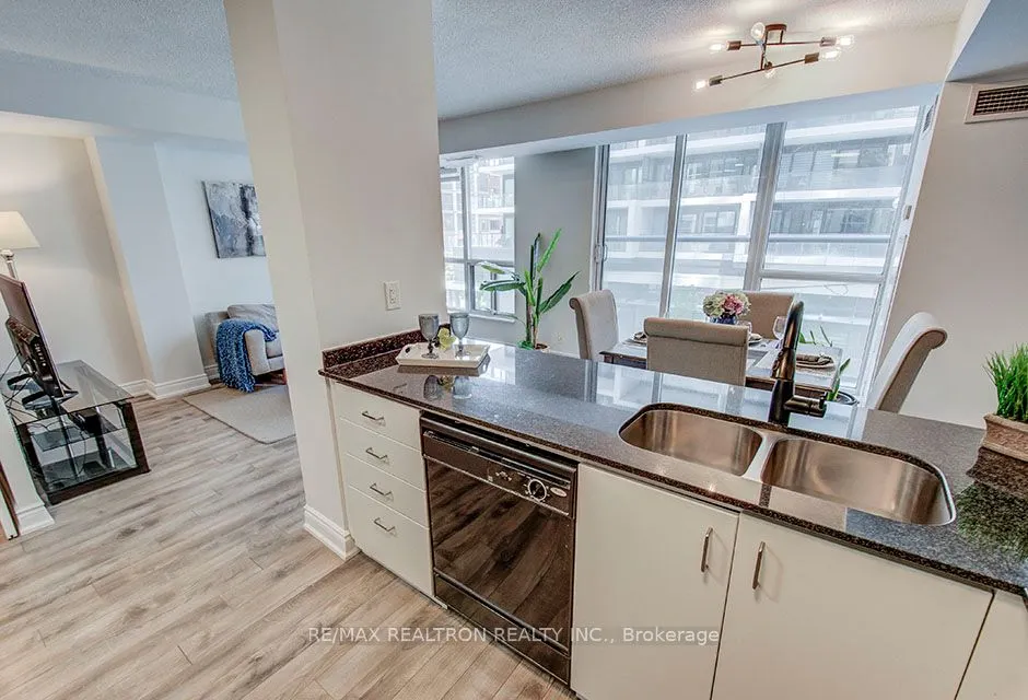 76 Shuter Street, #310
