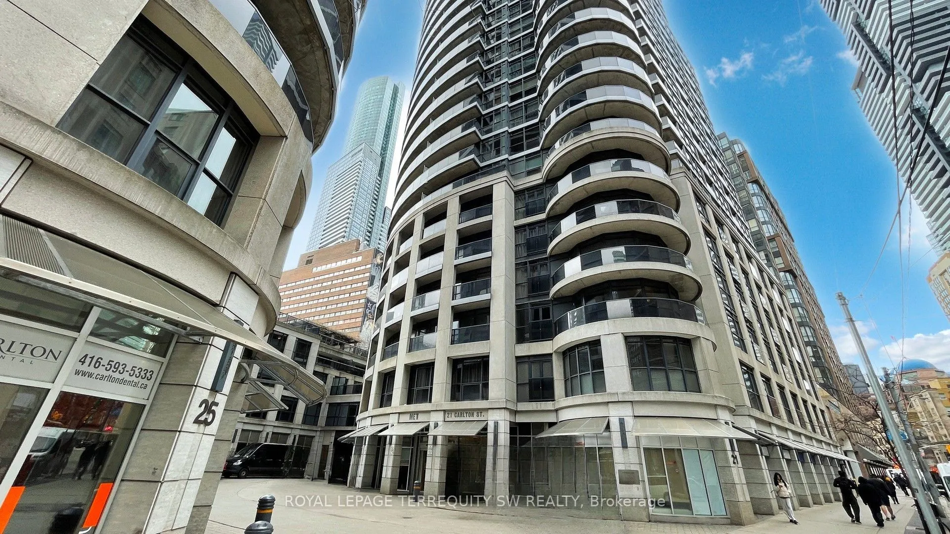 21 Carlton Street, #3704