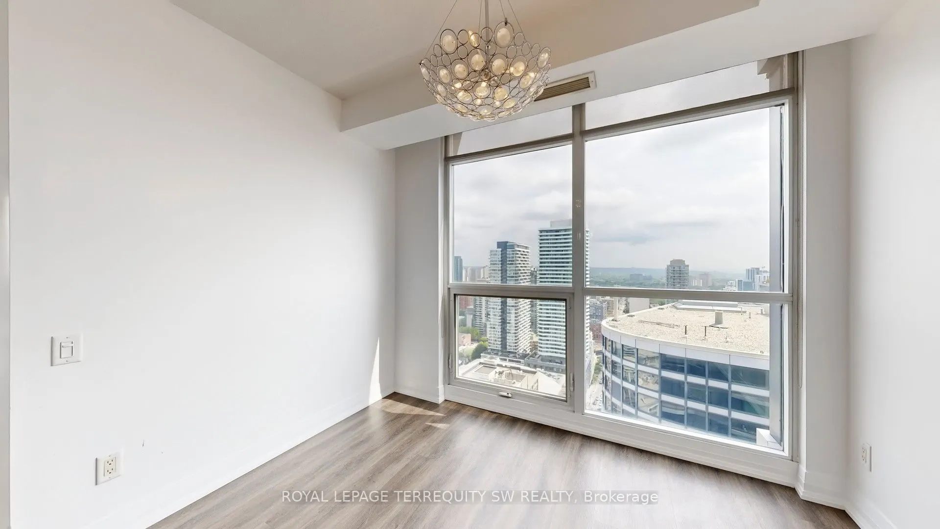 21 Carlton Street, #3704